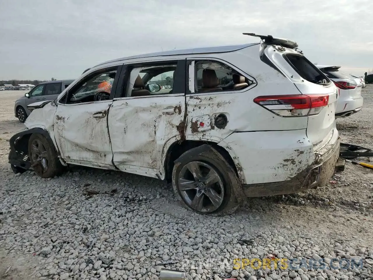 2 Photograph of a damaged car 5TDDGRFH1KS069150 TOYOTA HIGHLANDER 2019