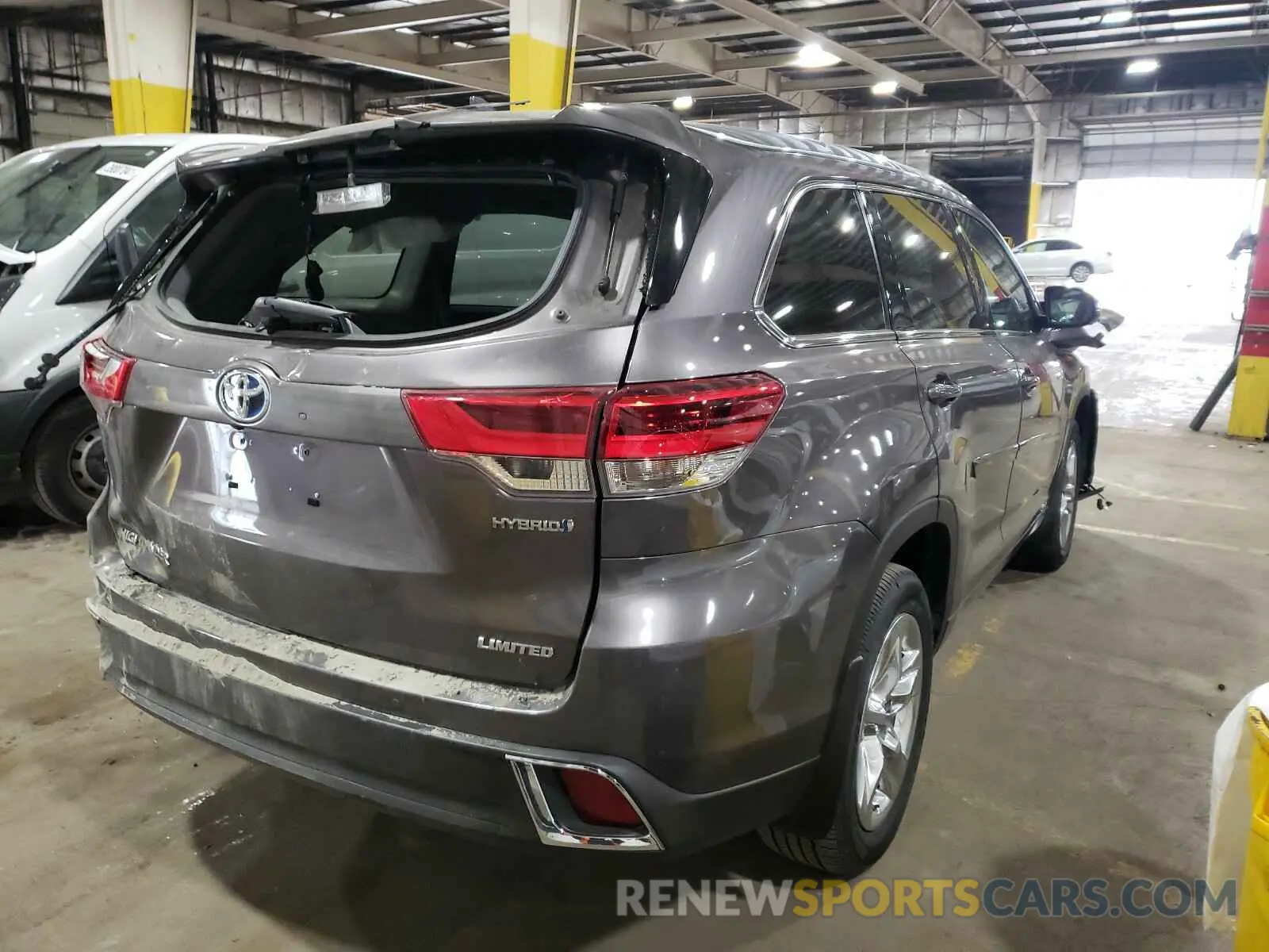 4 Photograph of a damaged car 5TDDGRFH2KS060019 TOYOTA HIGHLANDER 2019