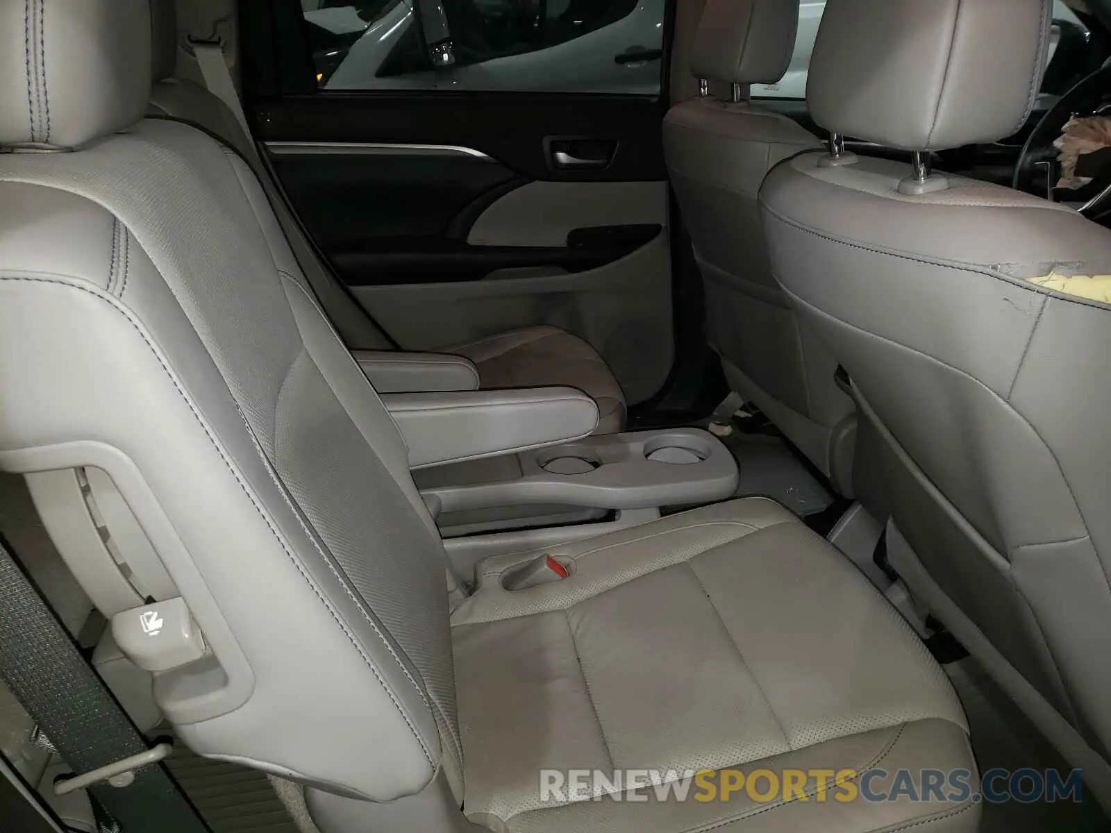 6 Photograph of a damaged car 5TDDGRFH2KS060019 TOYOTA HIGHLANDER 2019