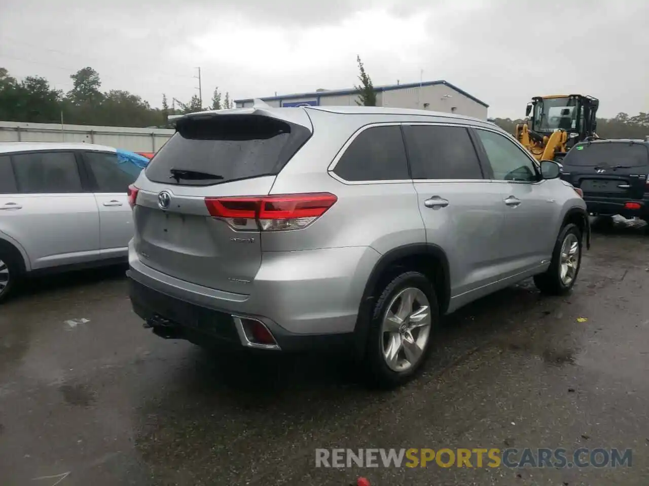 4 Photograph of a damaged car 5TDDGRFH2KS060697 TOYOTA HIGHLANDER 2019