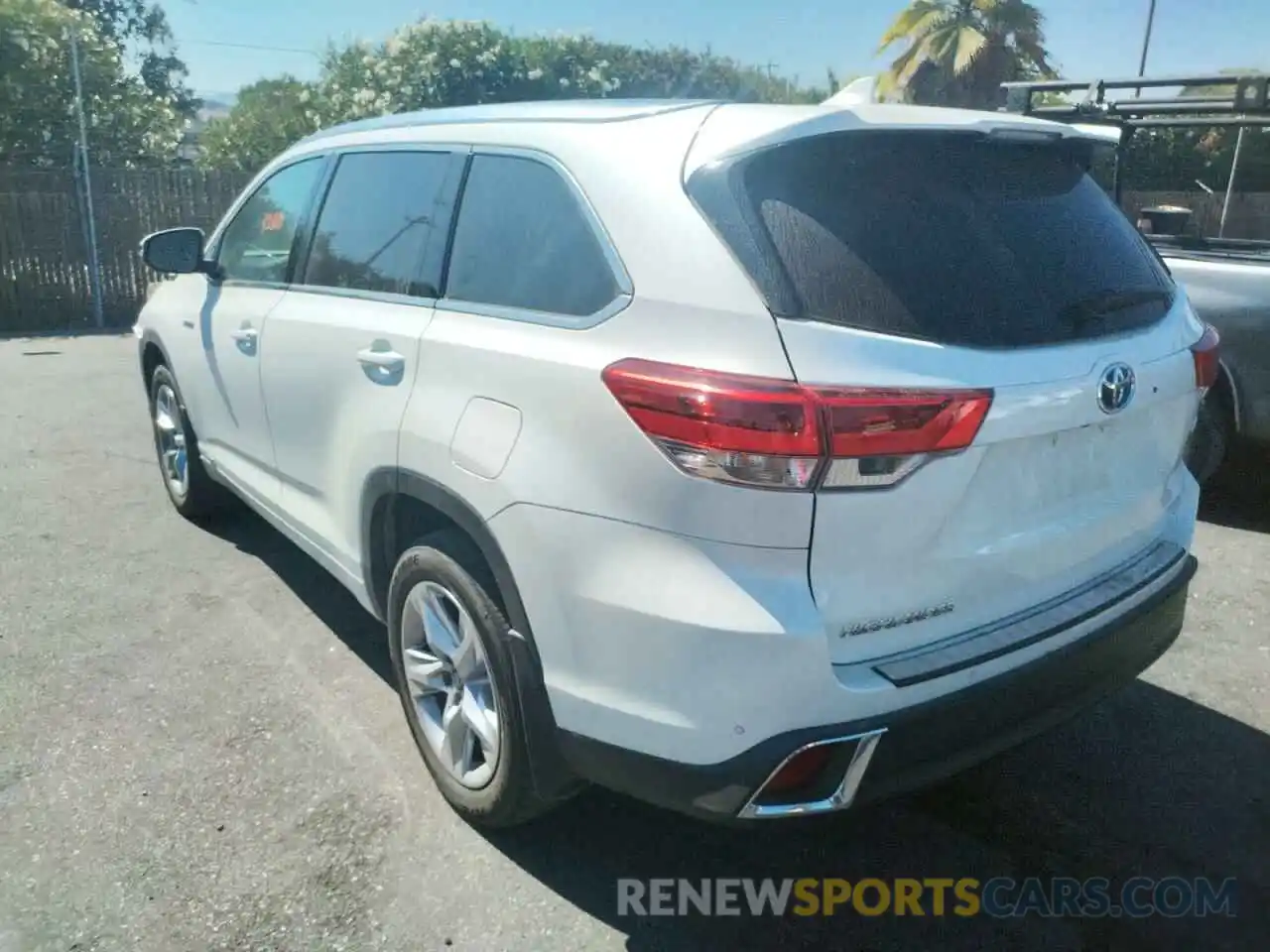 3 Photograph of a damaged car 5TDDGRFH2KS065821 TOYOTA HIGHLANDER 2019