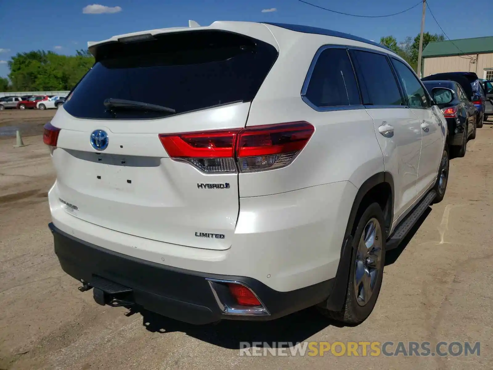 4 Photograph of a damaged car 5TDDGRFH2KS070579 TOYOTA HIGHLANDER 2019