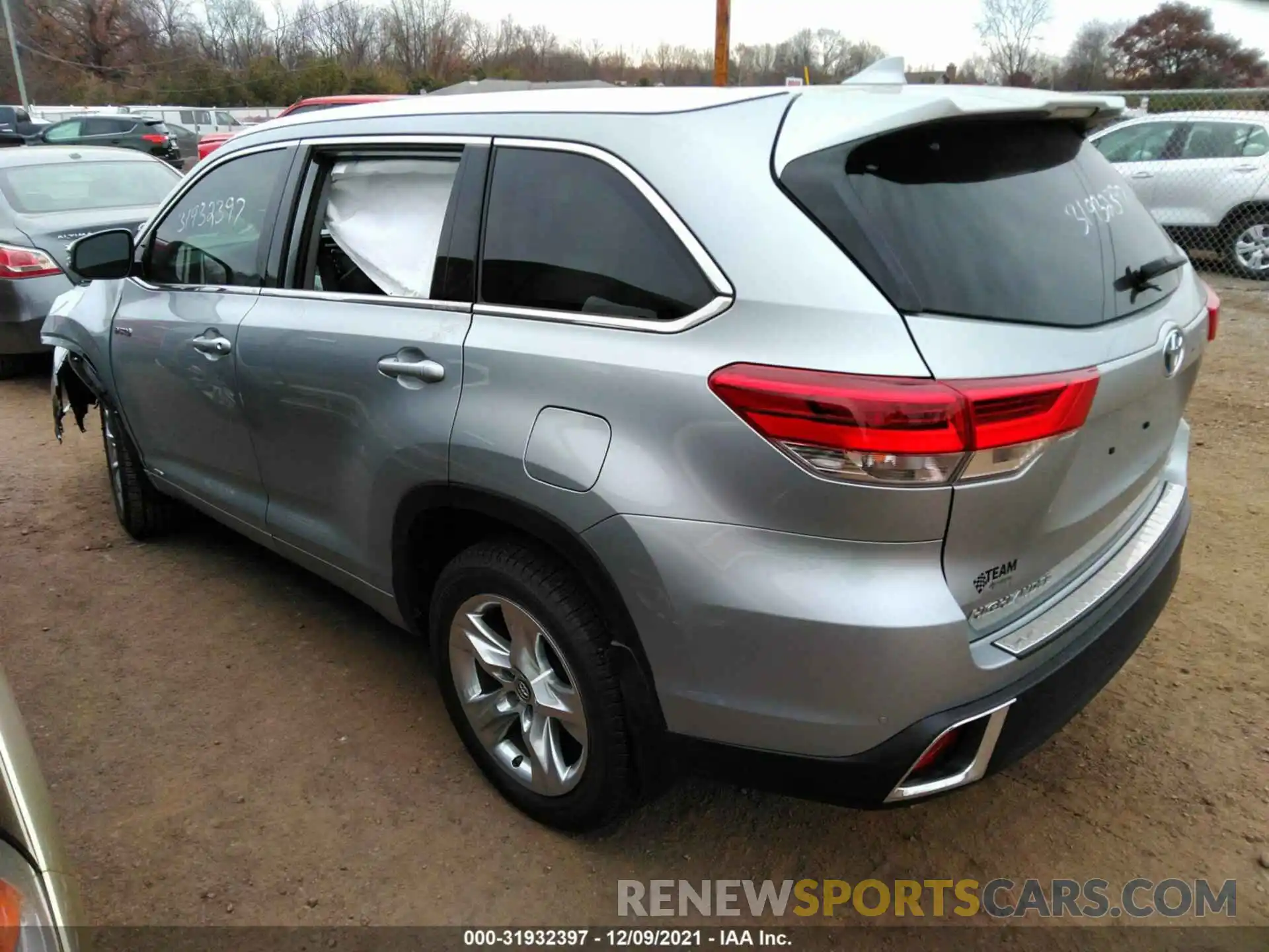 3 Photograph of a damaged car 5TDDGRFH2KS073255 TOYOTA HIGHLANDER 2019