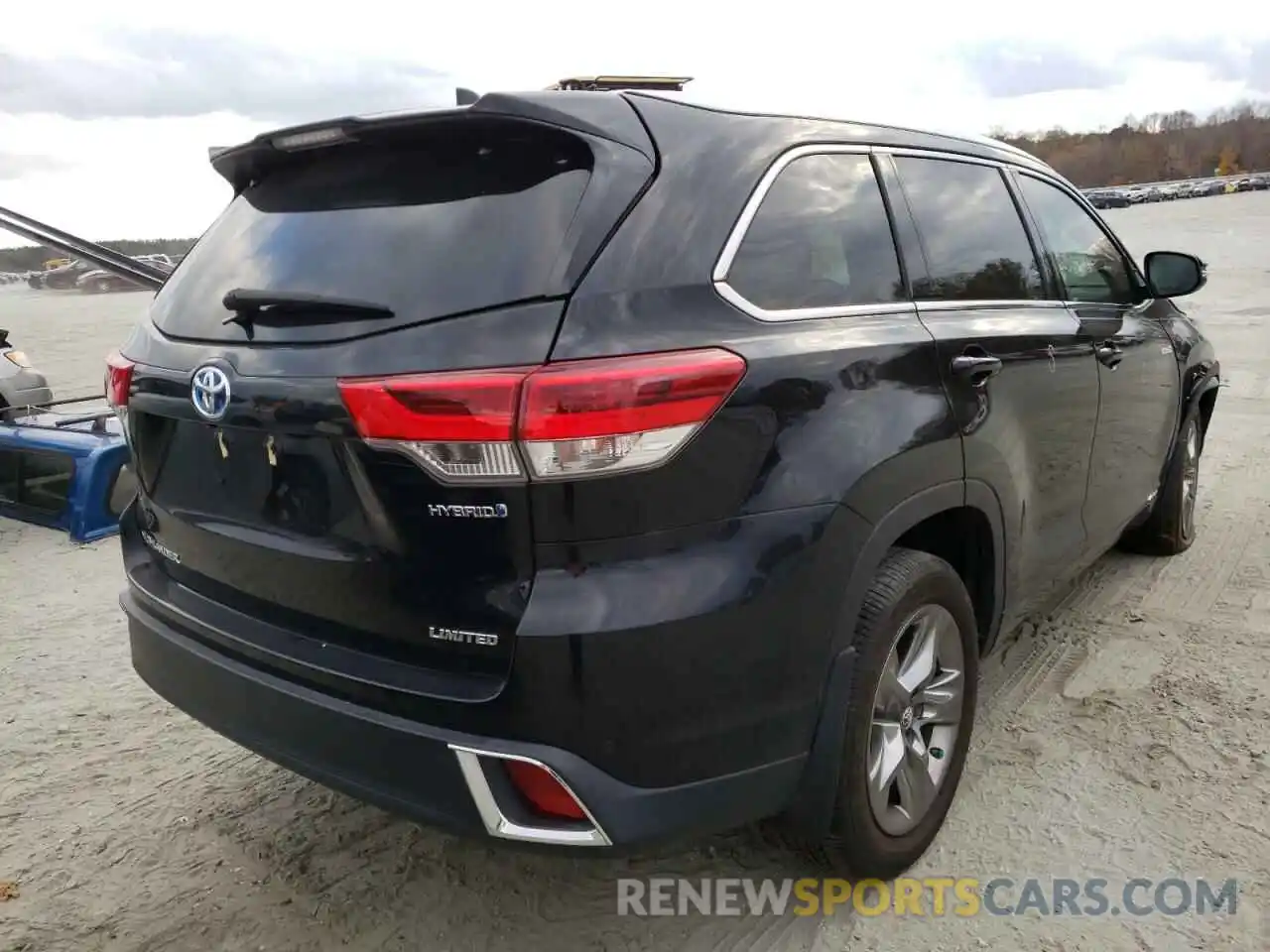 4 Photograph of a damaged car 5TDDGRFH3KS063933 TOYOTA HIGHLANDER 2019