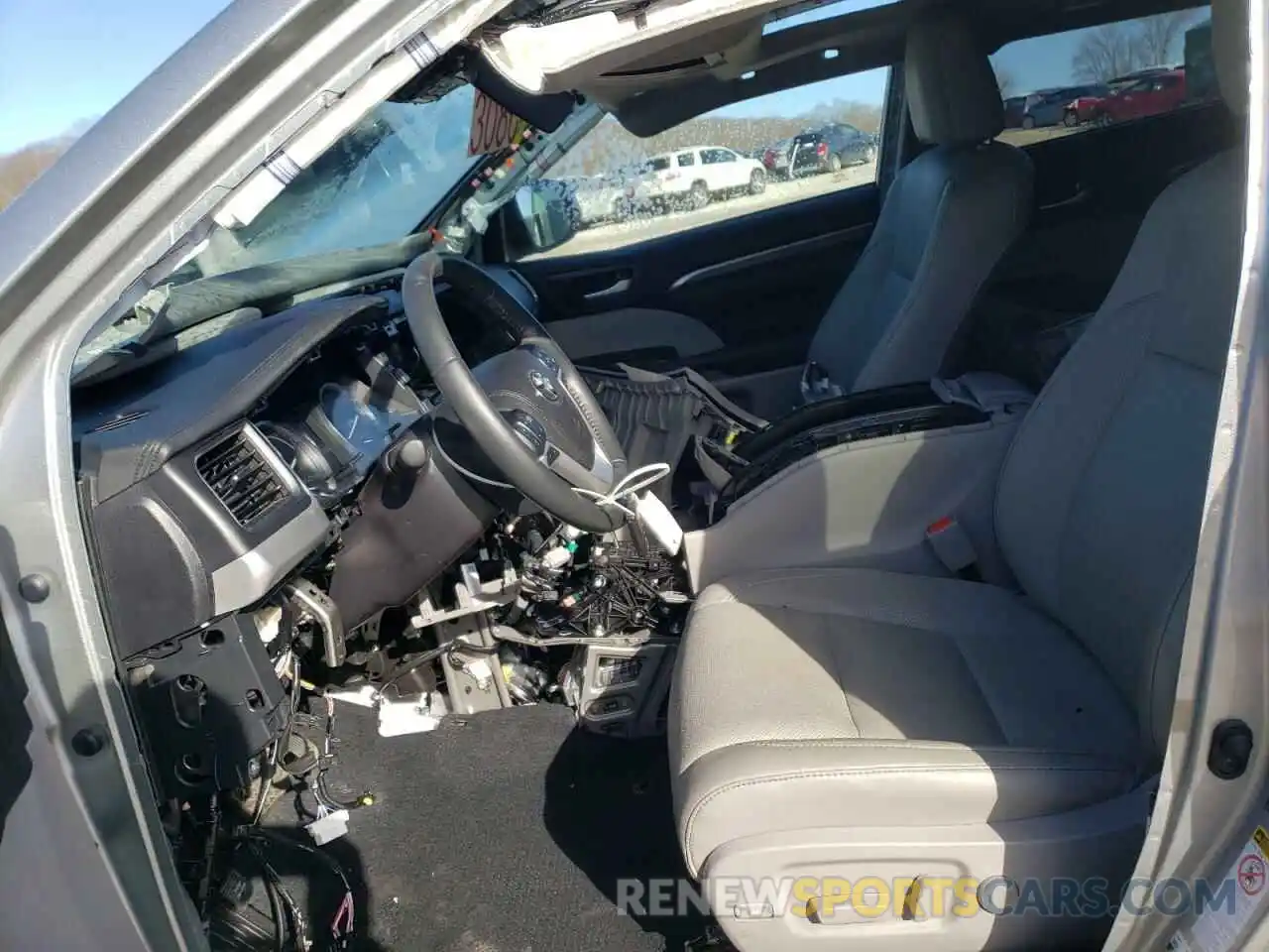 7 Photograph of a damaged car 5TDDGRFH3KS069862 TOYOTA HIGHLANDER 2019