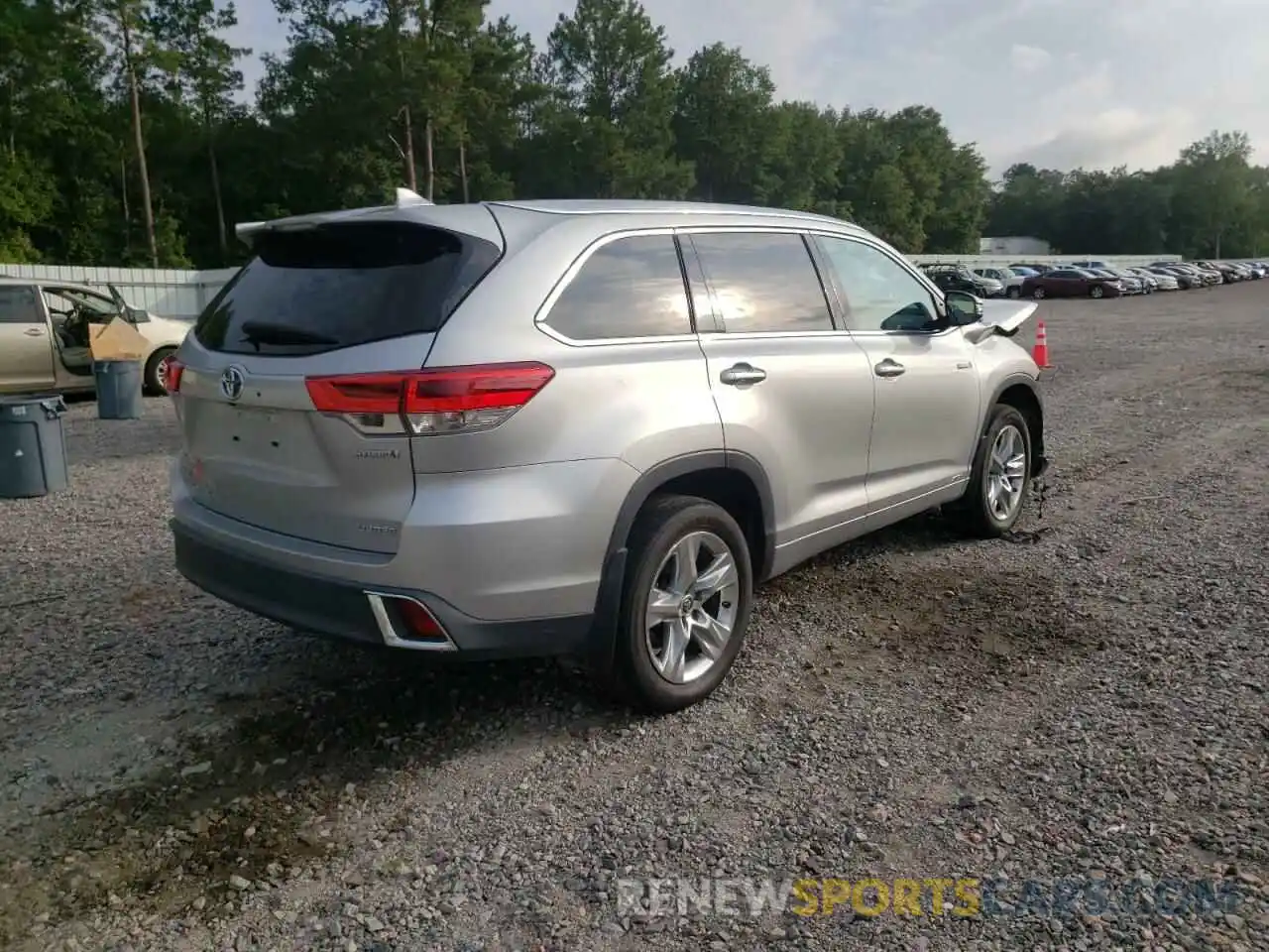 4 Photograph of a damaged car 5TDDGRFH3KS077668 TOYOTA HIGHLANDER 2019