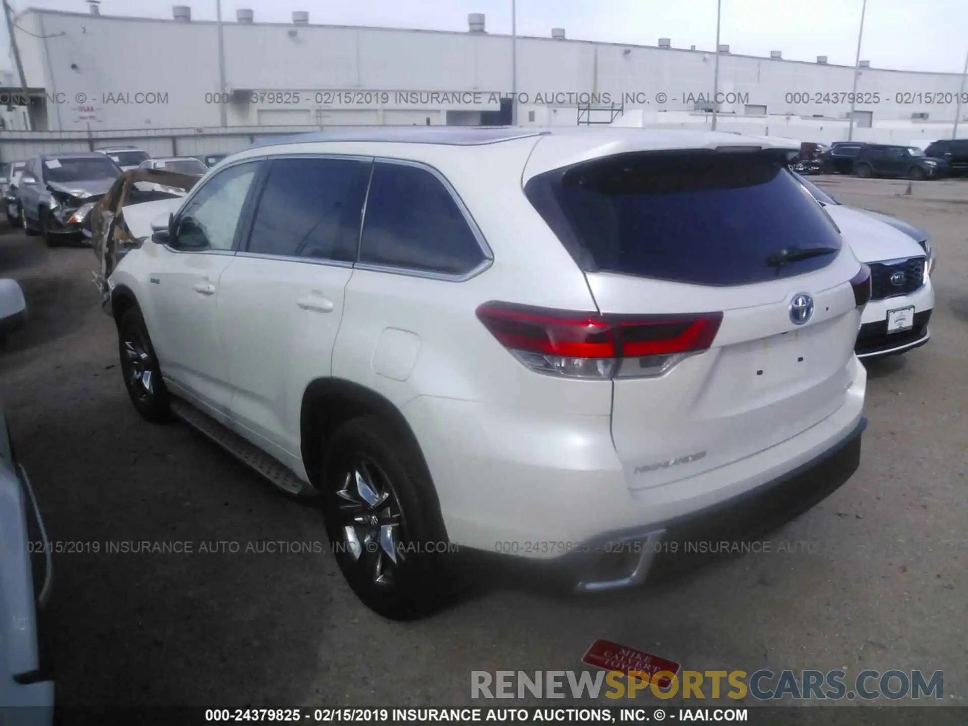 3 Photograph of a damaged car 5TDDGRFH4KS053427 TOYOTA HIGHLANDER 2019