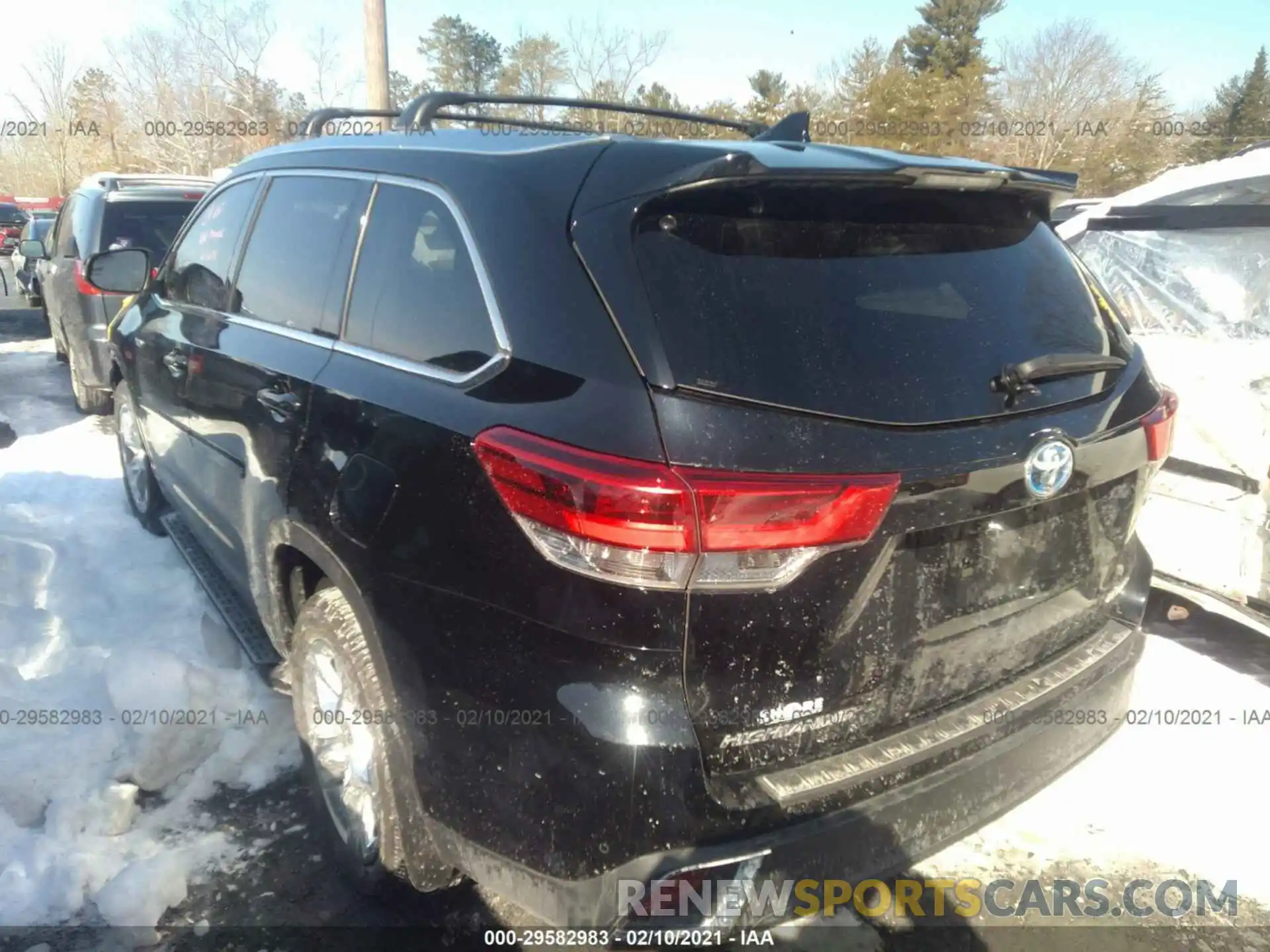 3 Photograph of a damaged car 5TDDGRFH4KS058594 TOYOTA HIGHLANDER 2019