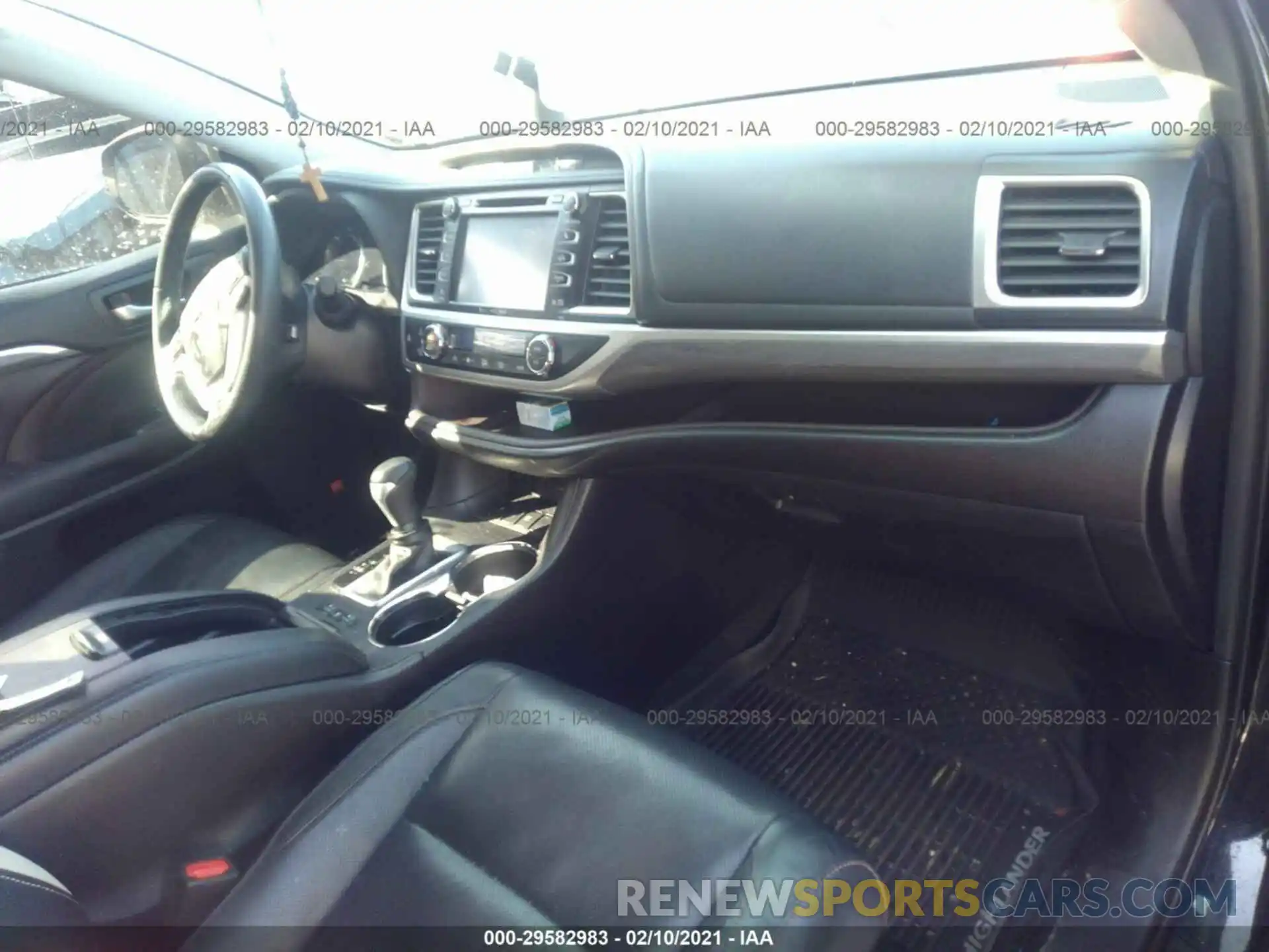 5 Photograph of a damaged car 5TDDGRFH4KS058594 TOYOTA HIGHLANDER 2019