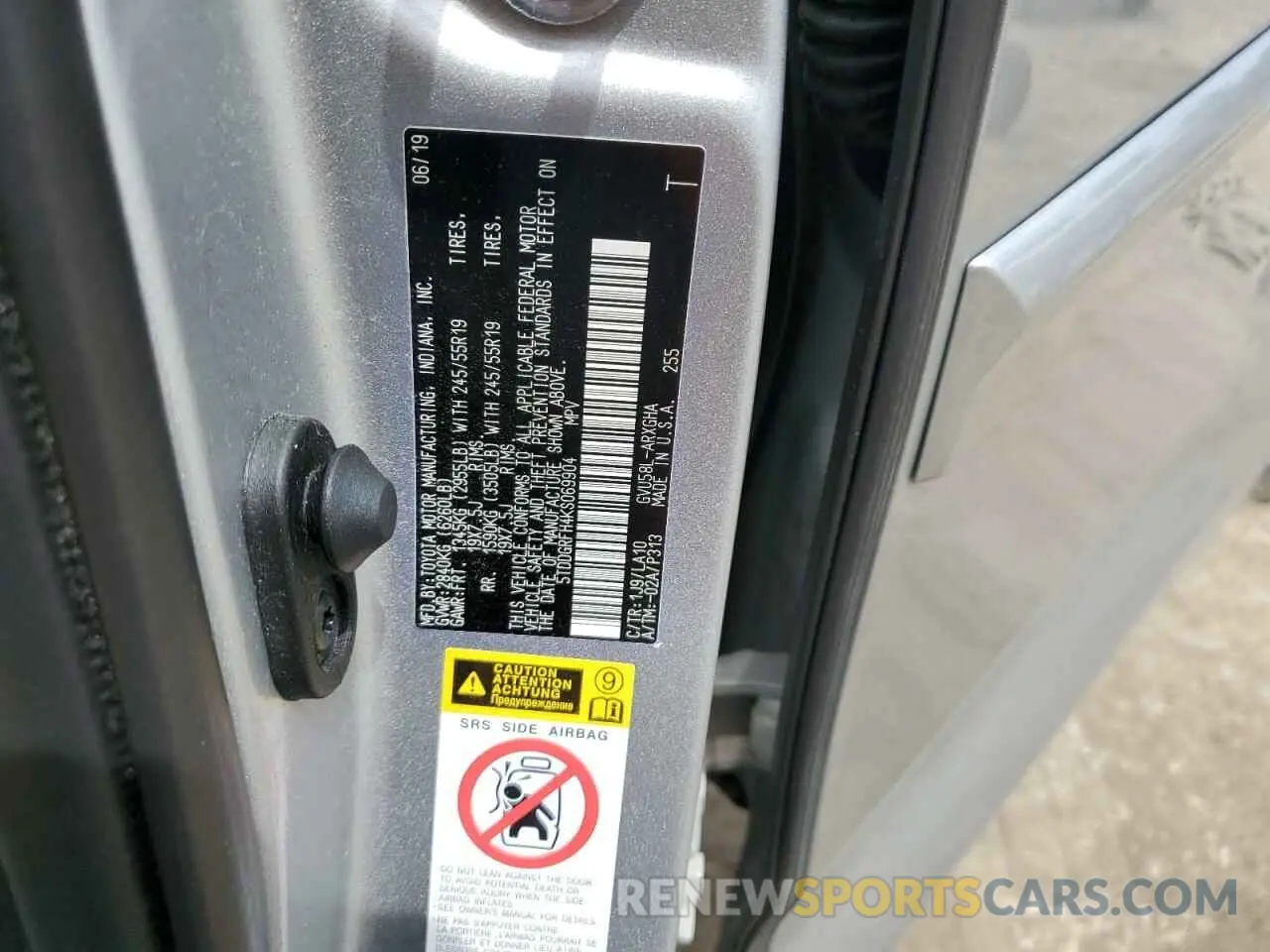 12 Photograph of a damaged car 5TDDGRFH4KS069904 TOYOTA HIGHLANDER 2019