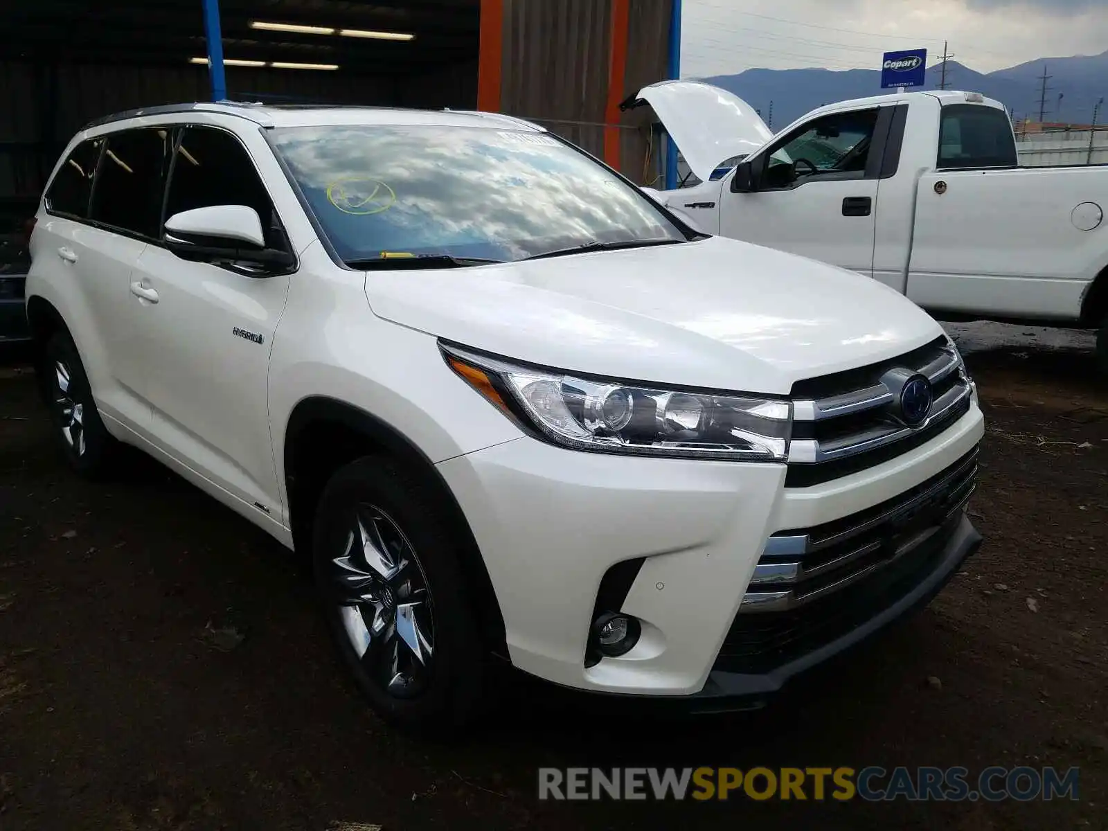 1 Photograph of a damaged car 5TDDGRFH5KS061147 TOYOTA HIGHLANDER 2019