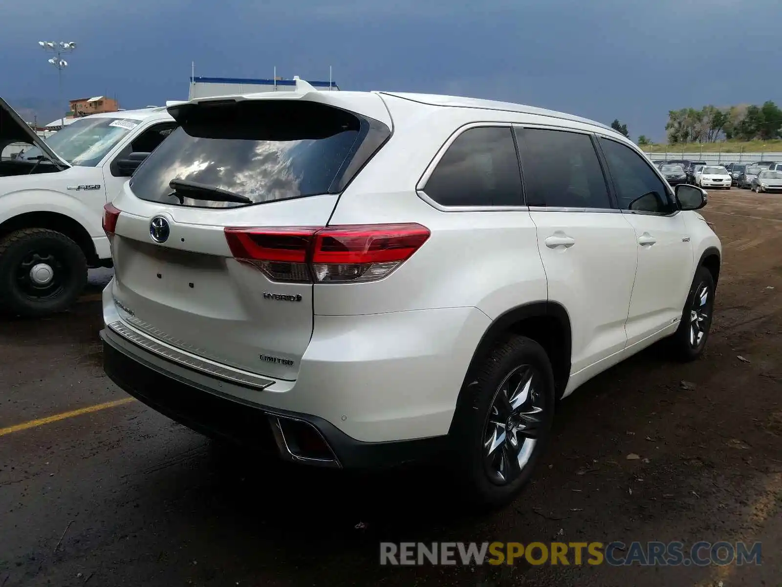 4 Photograph of a damaged car 5TDDGRFH5KS061147 TOYOTA HIGHLANDER 2019