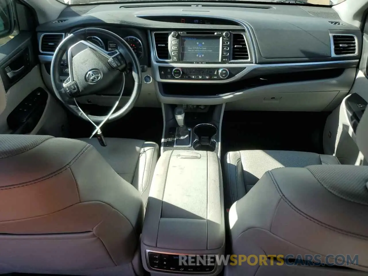 8 Photograph of a damaged car 5TDDGRFH5KS064288 TOYOTA HIGHLANDER 2019