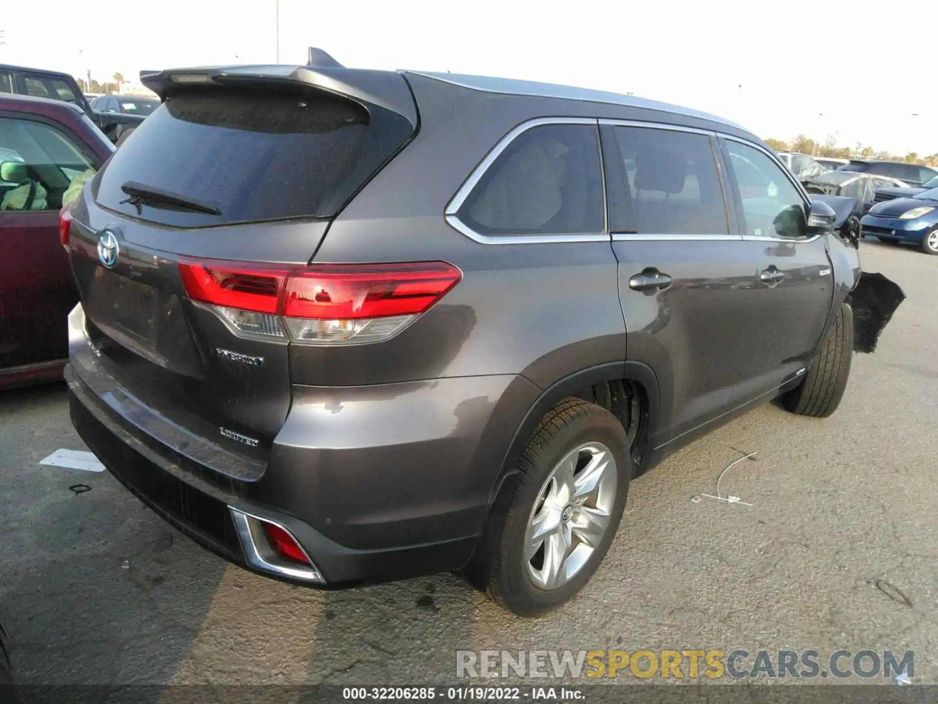 4 Photograph of a damaged car 5TDDGRFH5KS066932 TOYOTA HIGHLANDER 2019