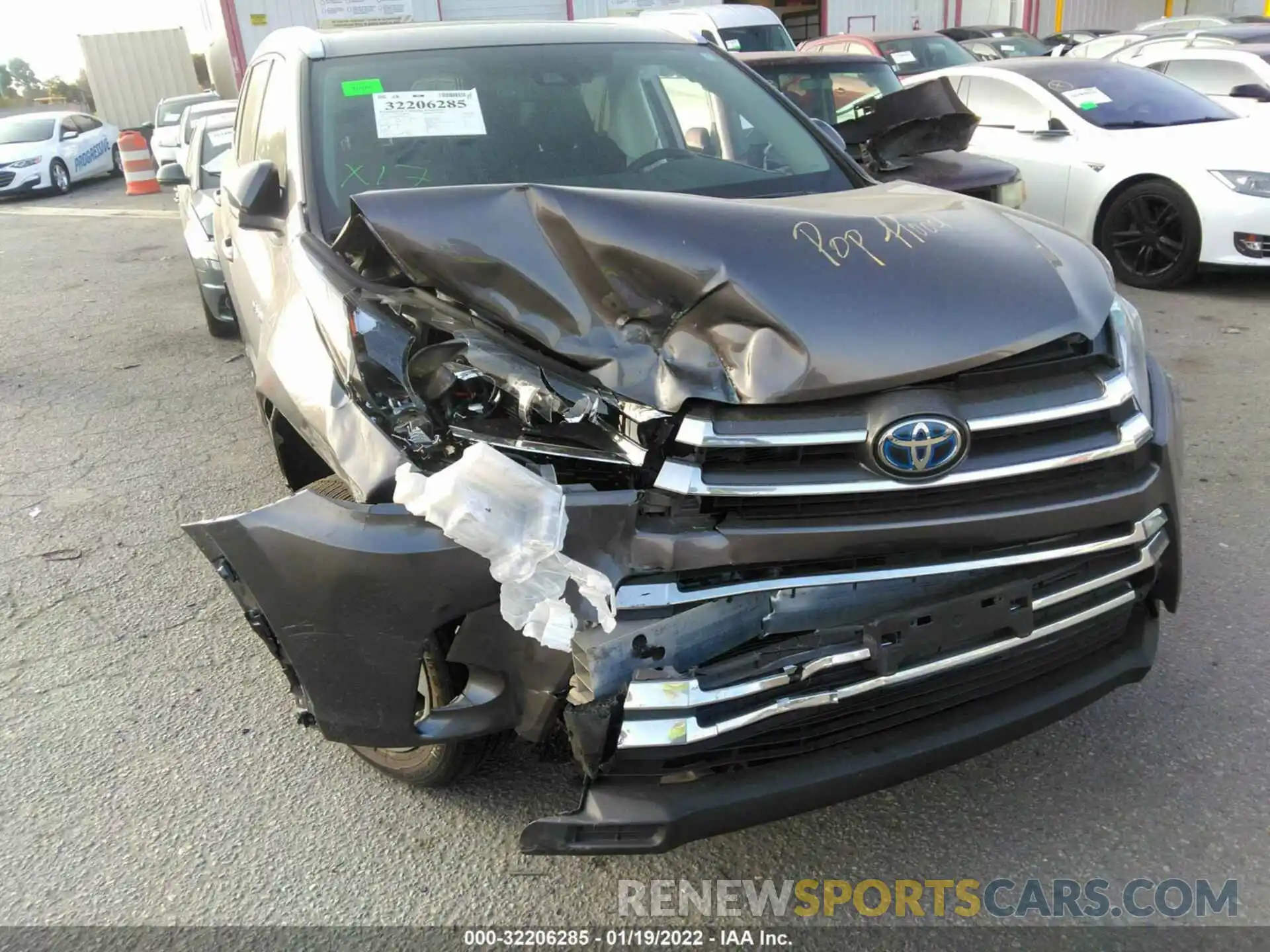 6 Photograph of a damaged car 5TDDGRFH5KS066932 TOYOTA HIGHLANDER 2019