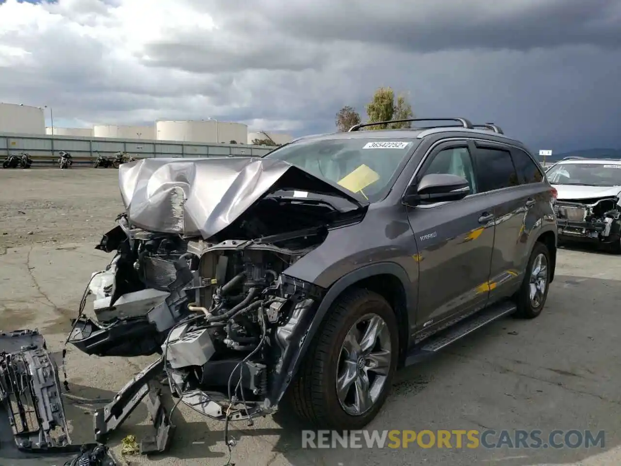 2 Photograph of a damaged car 5TDDGRFH6KS053705 TOYOTA HIGHLANDER 2019