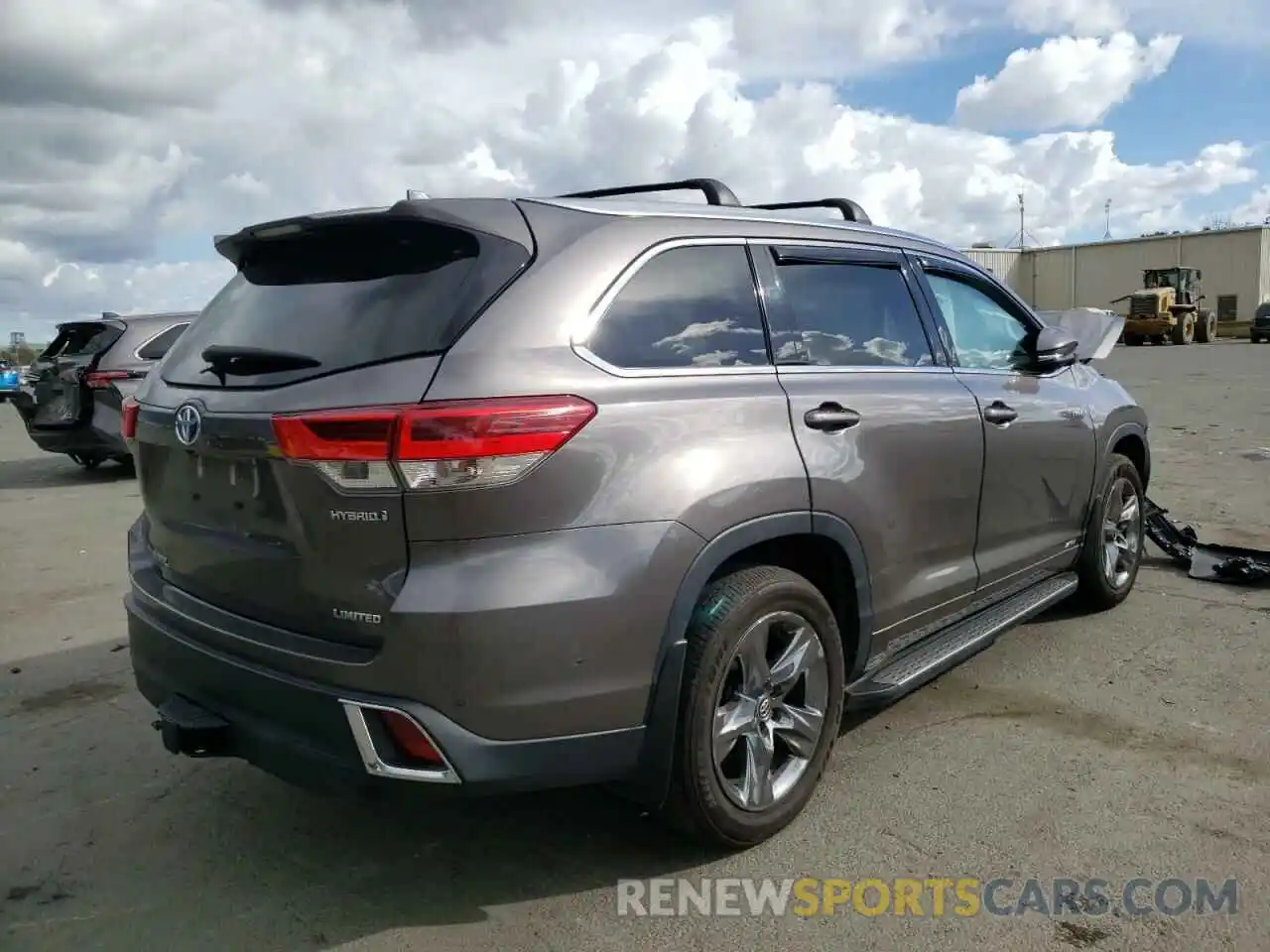 4 Photograph of a damaged car 5TDDGRFH6KS053705 TOYOTA HIGHLANDER 2019