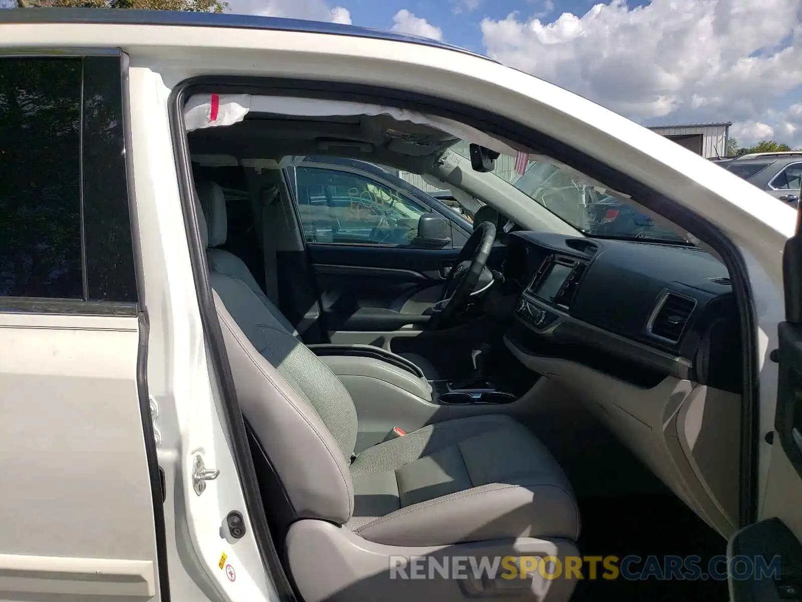 5 Photograph of a damaged car 5TDDGRFH6KS053977 TOYOTA HIGHLANDER 2019