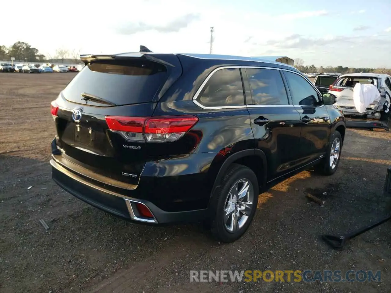 4 Photograph of a damaged car 5TDDGRFH7KS064387 TOYOTA HIGHLANDER 2019