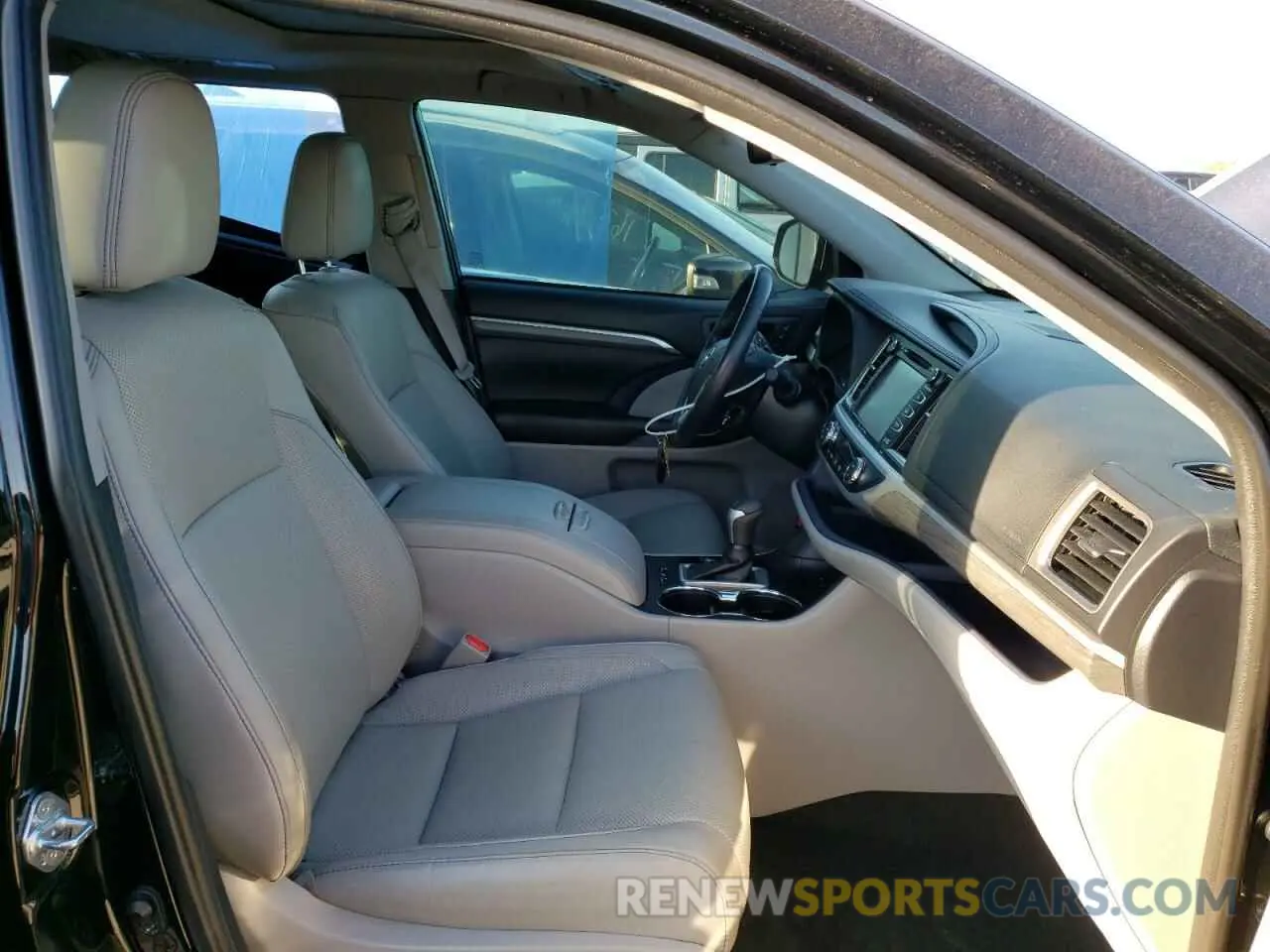5 Photograph of a damaged car 5TDDGRFH7KS064387 TOYOTA HIGHLANDER 2019
