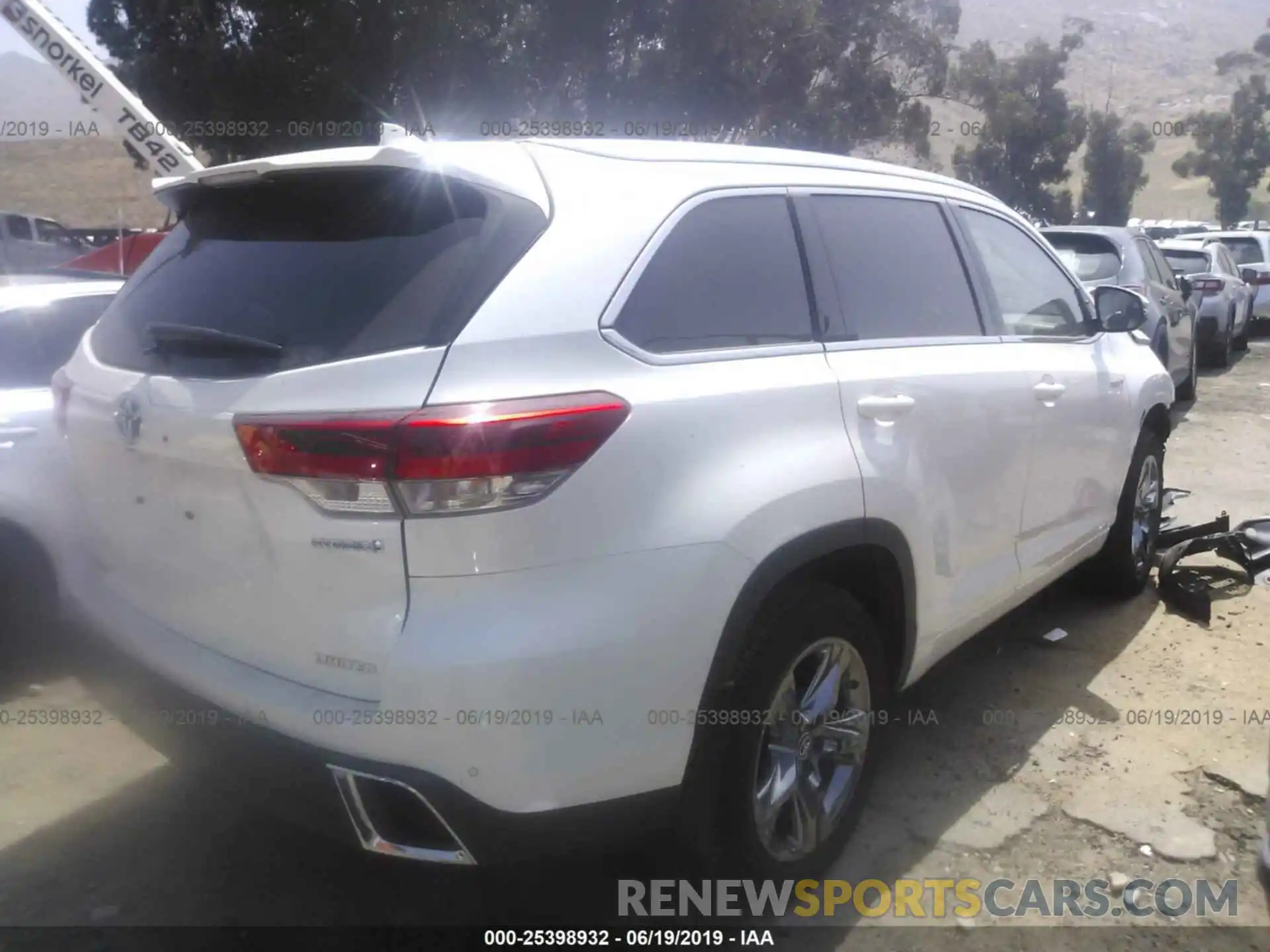 4 Photograph of a damaged car 5TDDGRFH8KS056198 TOYOTA HIGHLANDER 2019