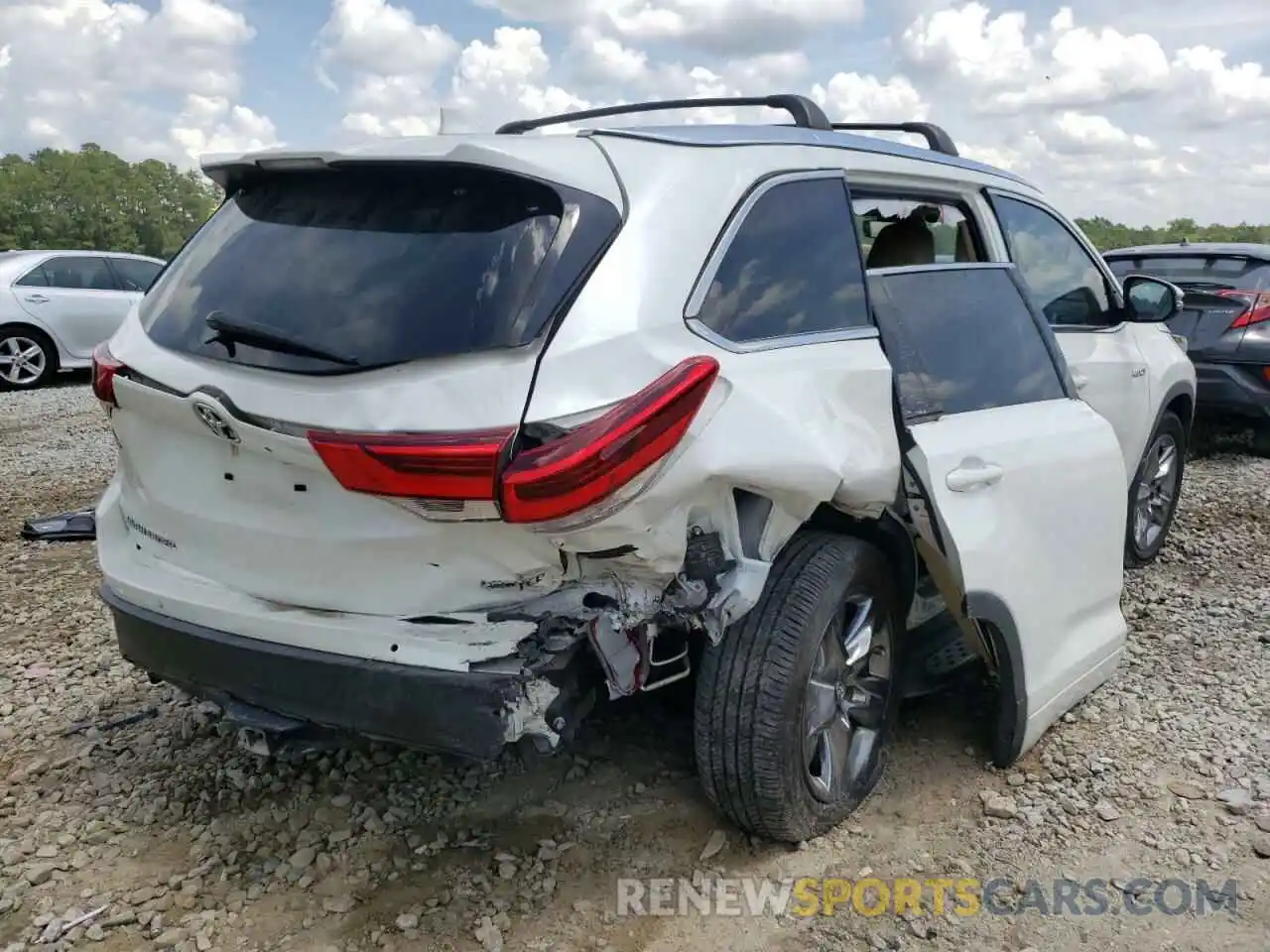 4 Photograph of a damaged car 5TDDGRFH8KS062843 TOYOTA HIGHLANDER 2019