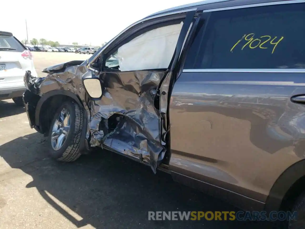 10 Photograph of a damaged car 5TDDGRFH8KS065984 TOYOTA HIGHLANDER 2019