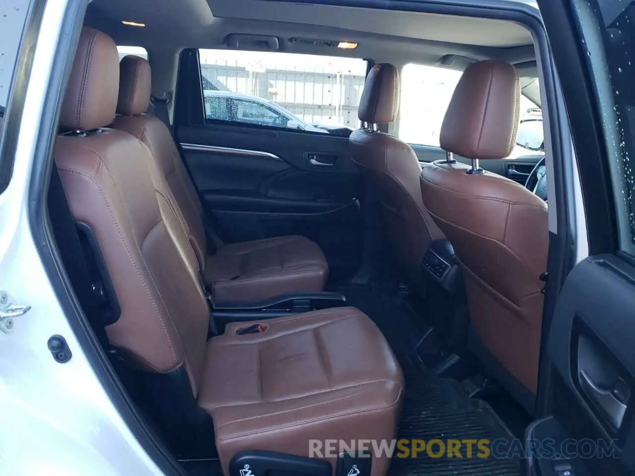 10 Photograph of a damaged car 5TDDGRFH8KS066066 TOYOTA HIGHLANDER 2019