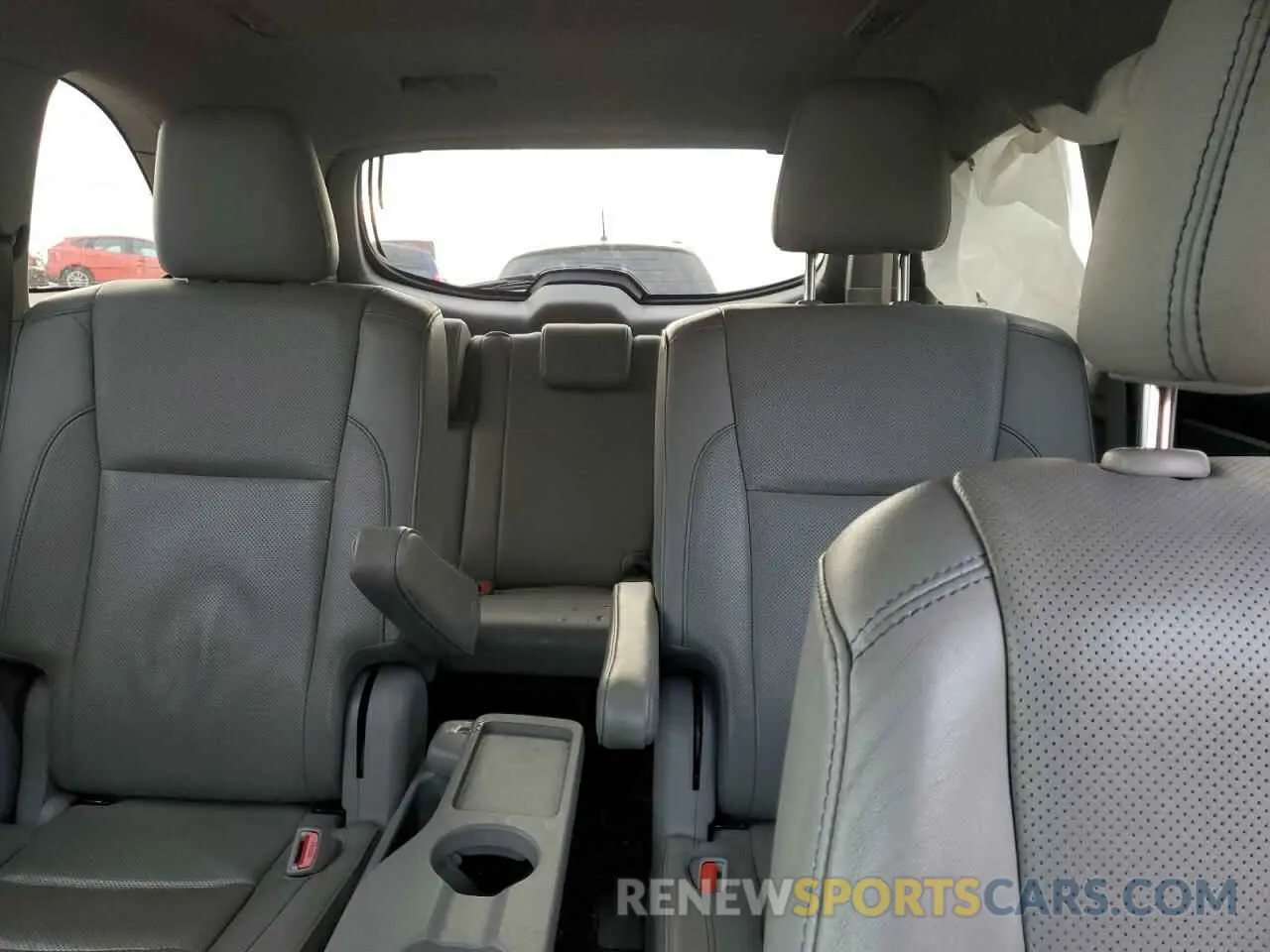 10 Photograph of a damaged car 5TDDGRFH9KS064276 TOYOTA HIGHLANDER 2019