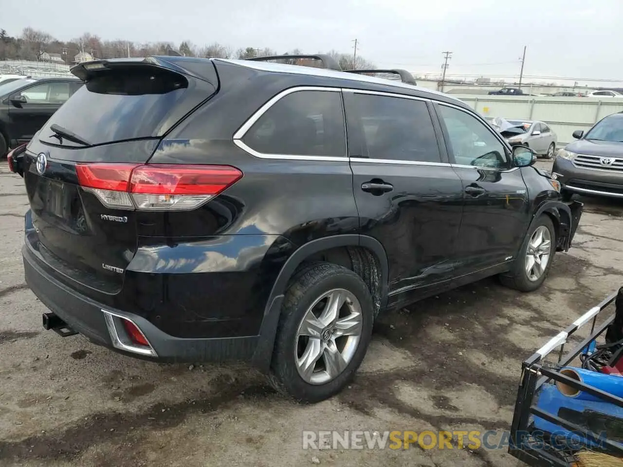 3 Photograph of a damaged car 5TDDGRFH9KS064276 TOYOTA HIGHLANDER 2019
