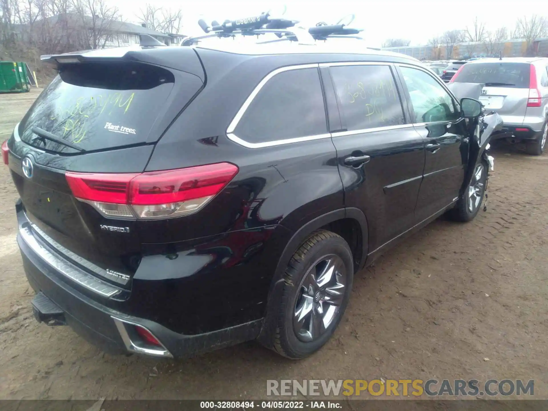 4 Photograph of a damaged car 5TDDGRFH9KS069638 TOYOTA HIGHLANDER 2019