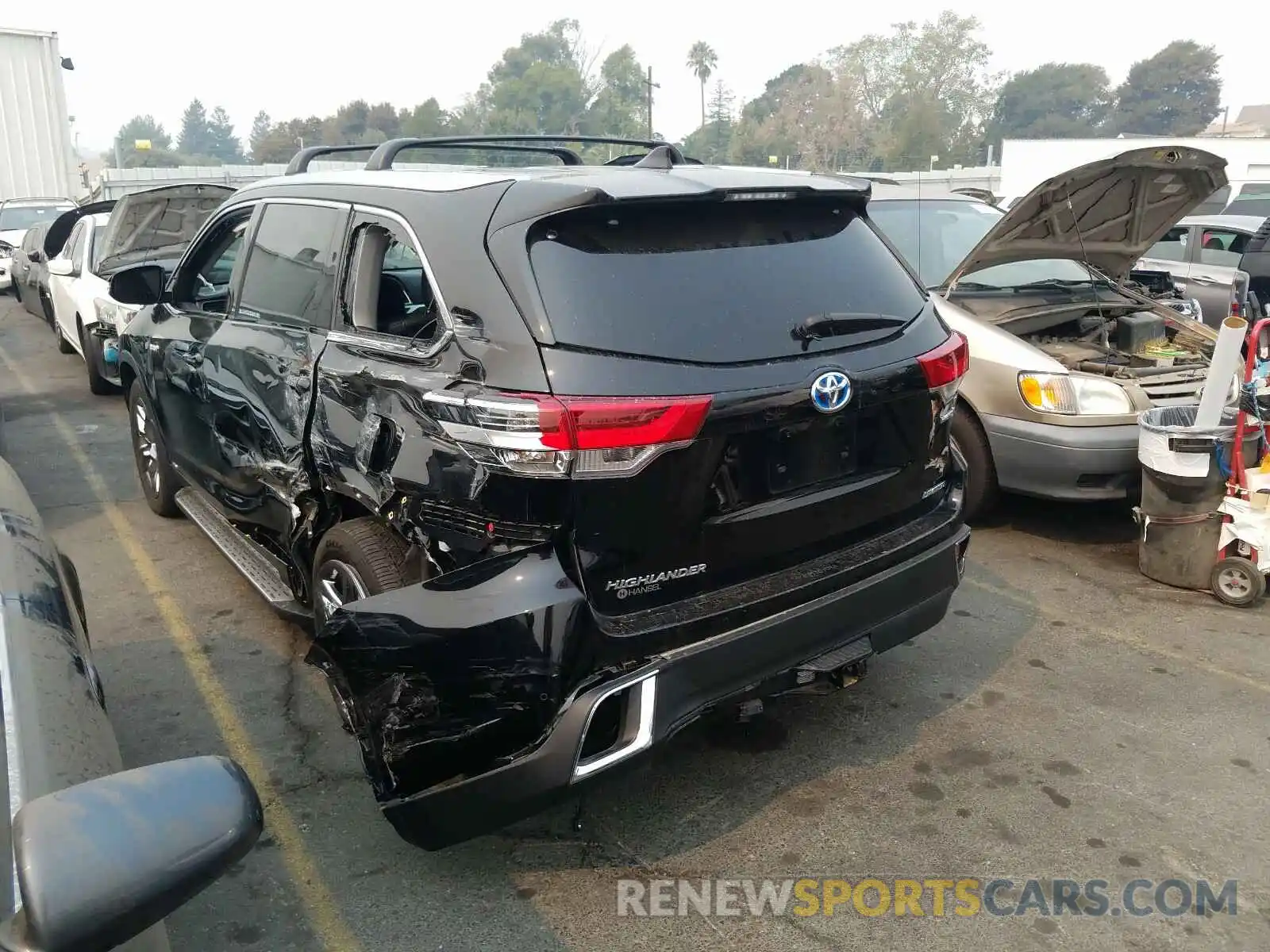 3 Photograph of a damaged car 5TDDGRFHXKS056901 TOYOTA HIGHLANDER 2019