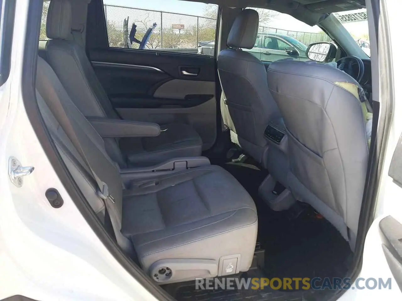 11 Photograph of a damaged car 5TDDGRFHXKS058826 TOYOTA HIGHLANDER 2019