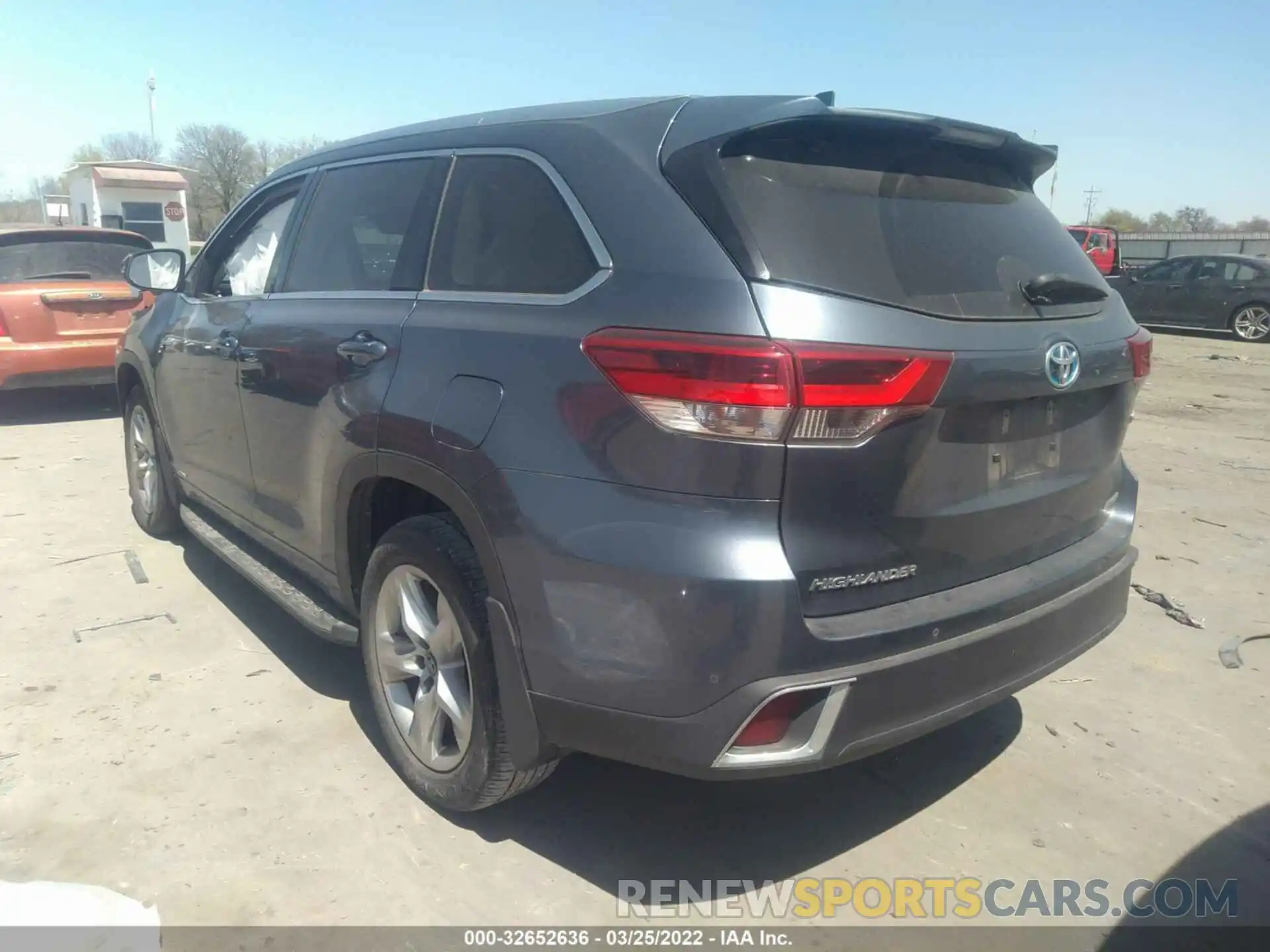 3 Photograph of a damaged car 5TDDGRFHXKS061855 TOYOTA HIGHLANDER 2019