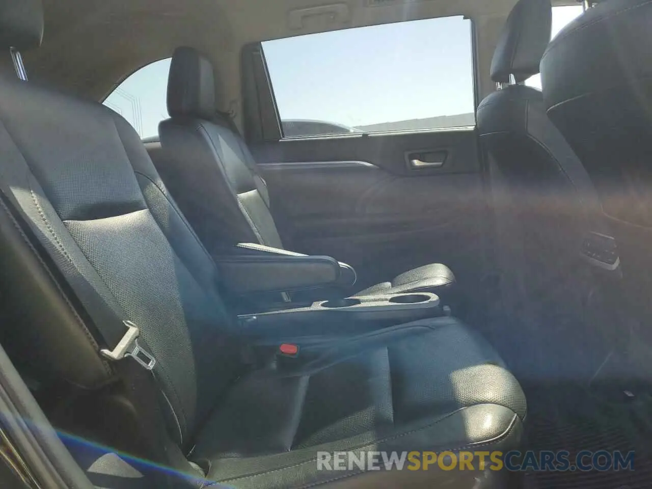 11 Photograph of a damaged car 5TDDGRFHXKS062049 TOYOTA HIGHLANDER 2019