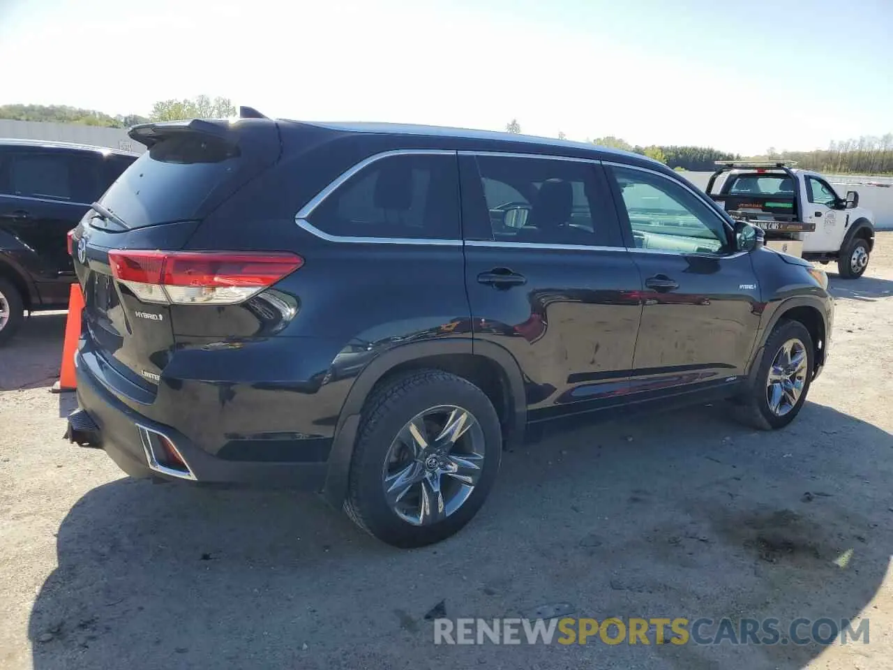 3 Photograph of a damaged car 5TDDGRFHXKS062049 TOYOTA HIGHLANDER 2019