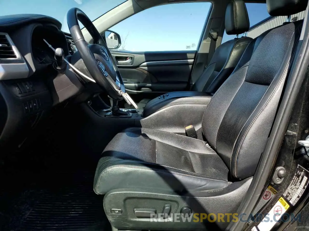7 Photograph of a damaged car 5TDDGRFHXKS062049 TOYOTA HIGHLANDER 2019