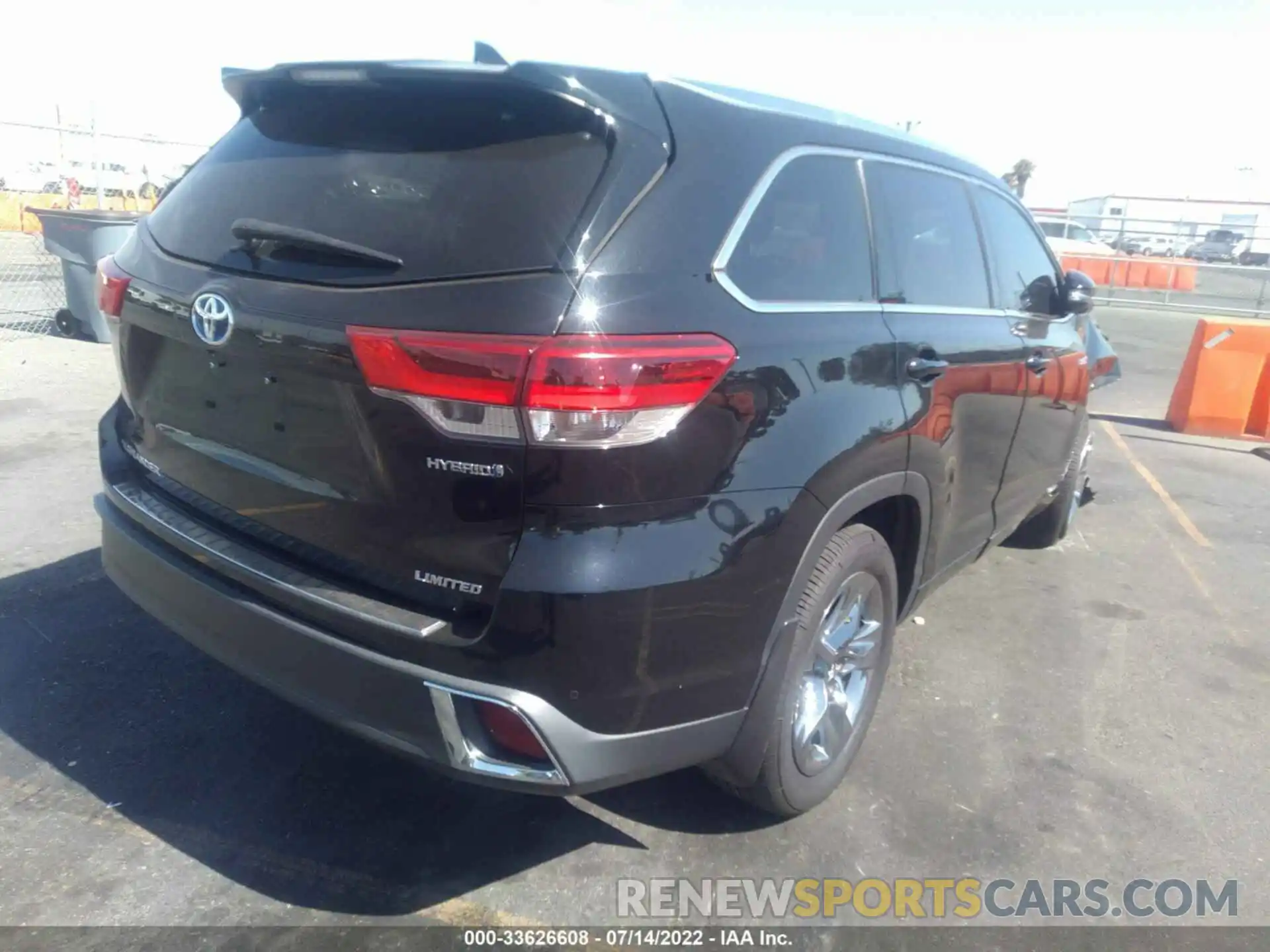 4 Photograph of a damaged car 5TDDGRFHXKS065680 TOYOTA HIGHLANDER 2019