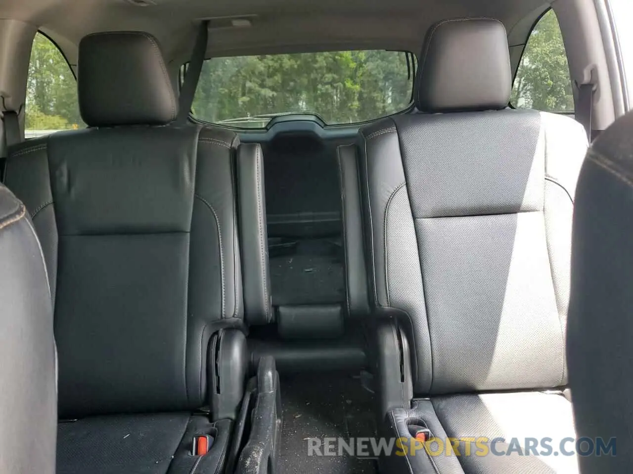 10 Photograph of a damaged car 5TDDGRFHXKS067526 TOYOTA HIGHLANDER 2019