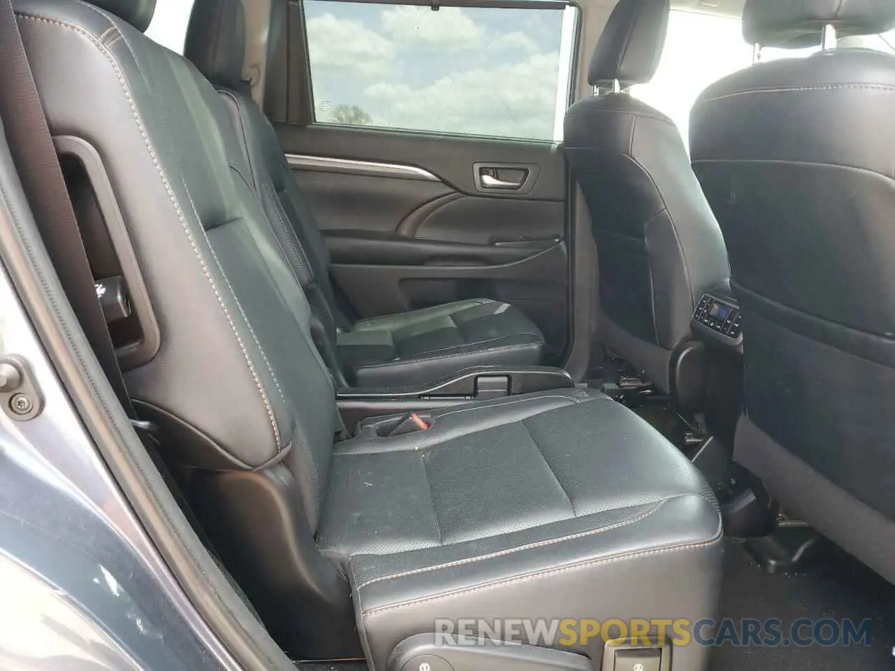 11 Photograph of a damaged car 5TDDGRFHXKS067526 TOYOTA HIGHLANDER 2019