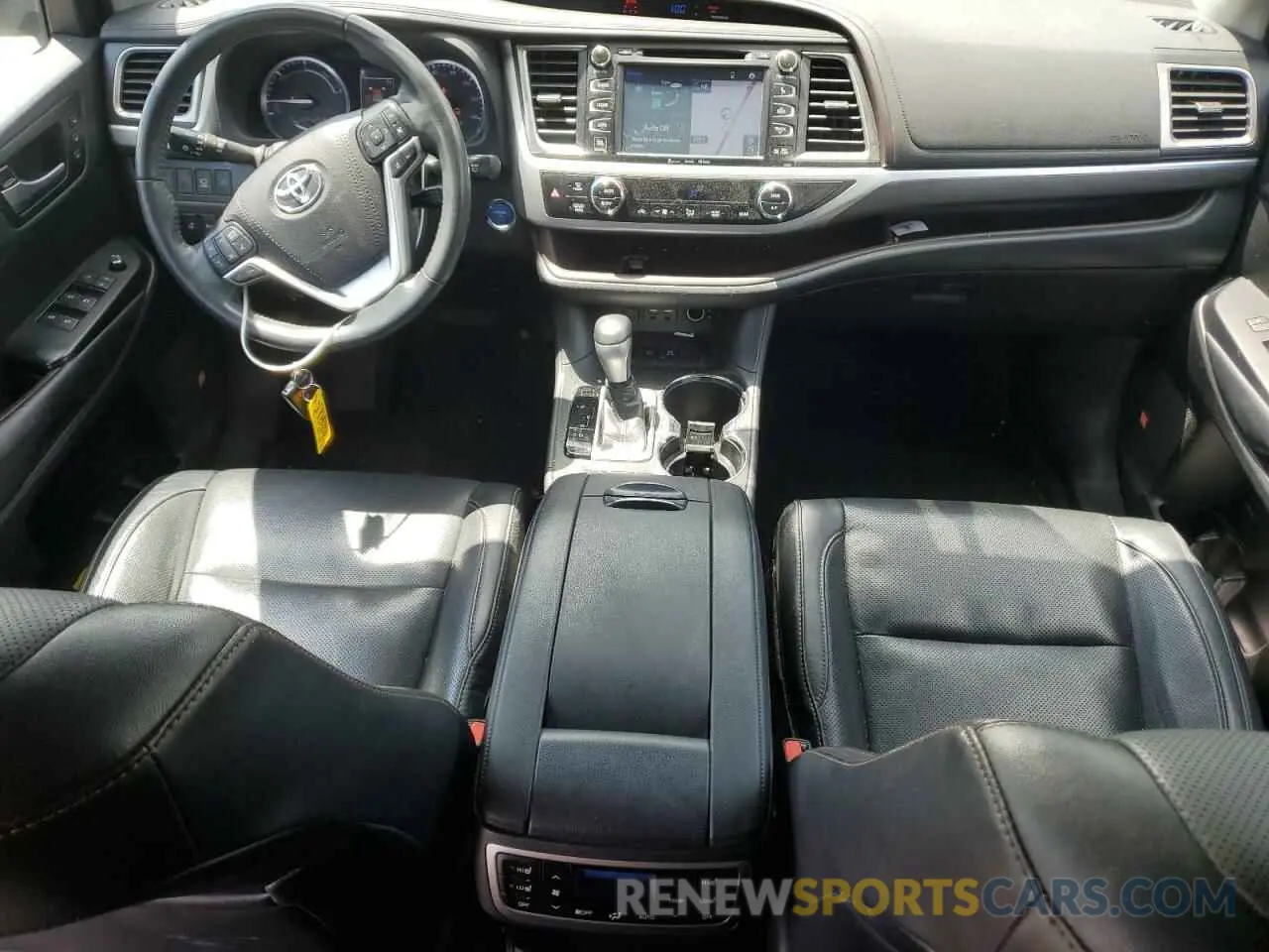8 Photograph of a damaged car 5TDDGRFHXKS067526 TOYOTA HIGHLANDER 2019