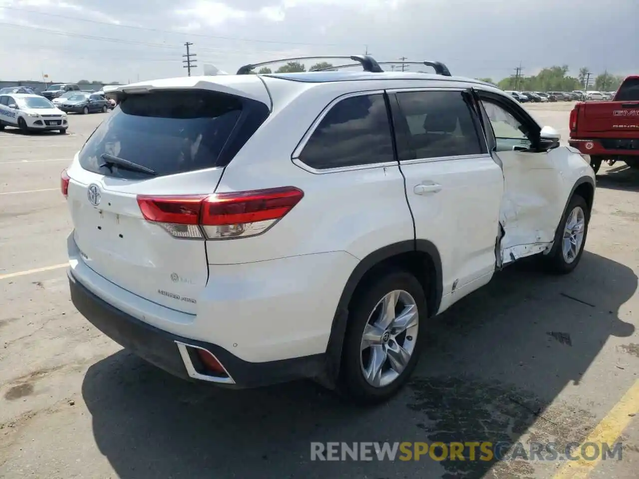 4 Photograph of a damaged car 5TDDZRFH0KS744562 TOYOTA HIGHLANDER 2019