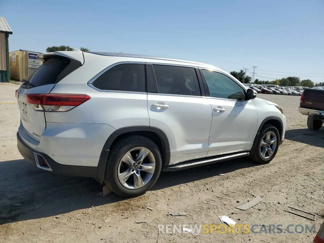 3 Photograph of a damaged car 5TDDZRFH0KS916430 TOYOTA HIGHLANDER 2019