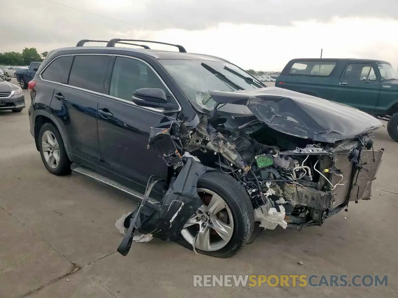 4 Photograph of a damaged car 5TDDZRFH0KS922888 TOYOTA HIGHLANDER 2019