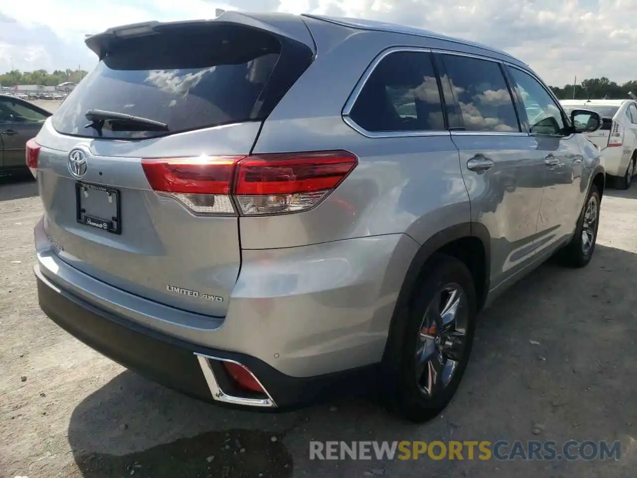 4 Photograph of a damaged car 5TDDZRFH0KS928982 TOYOTA HIGHLANDER 2019