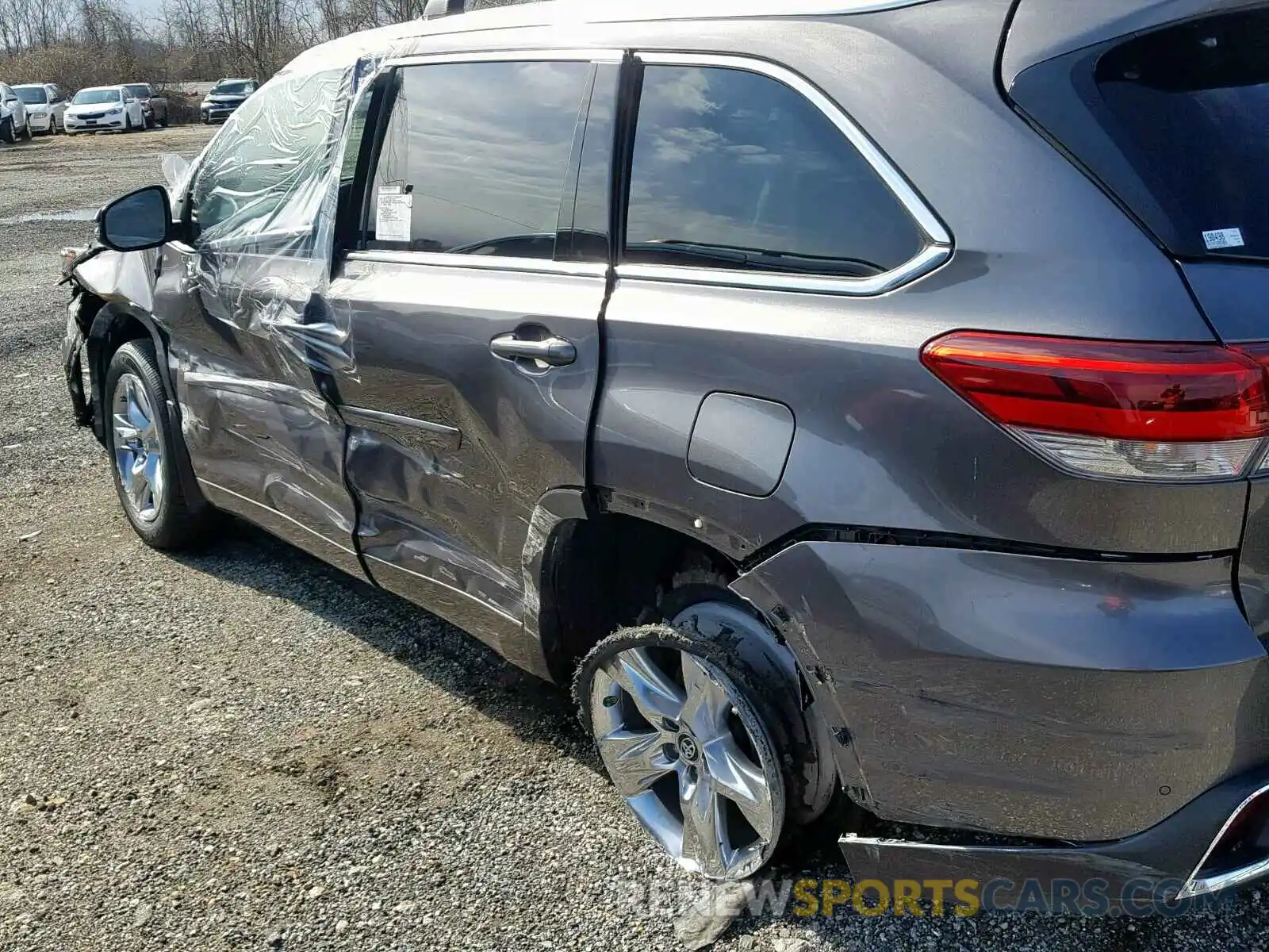 10 Photograph of a damaged car 5TDDZRFH0KS937858 TOYOTA HIGHLANDER 2019