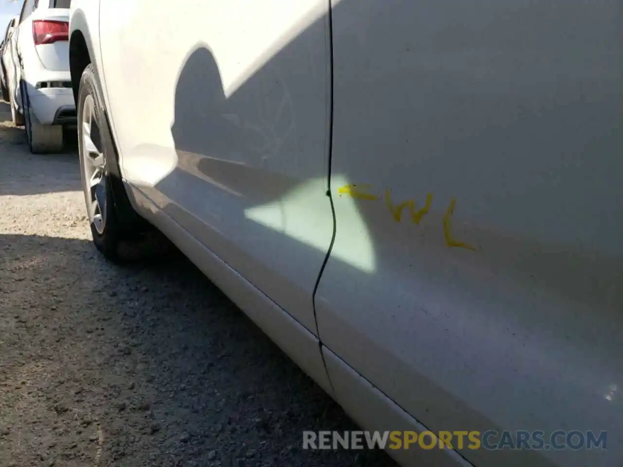 9 Photograph of a damaged car 5TDDZRFH0KS941747 TOYOTA HIGHLANDER 2019