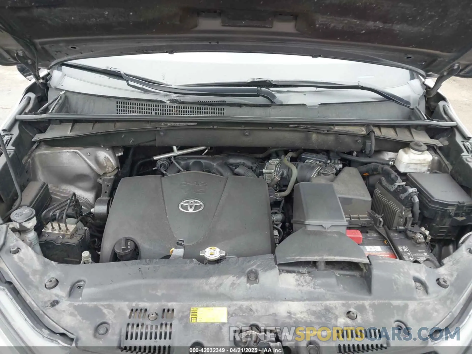 10 Photograph of a damaged car 5TDDZRFH0KS964865 TOYOTA HIGHLANDER 2019