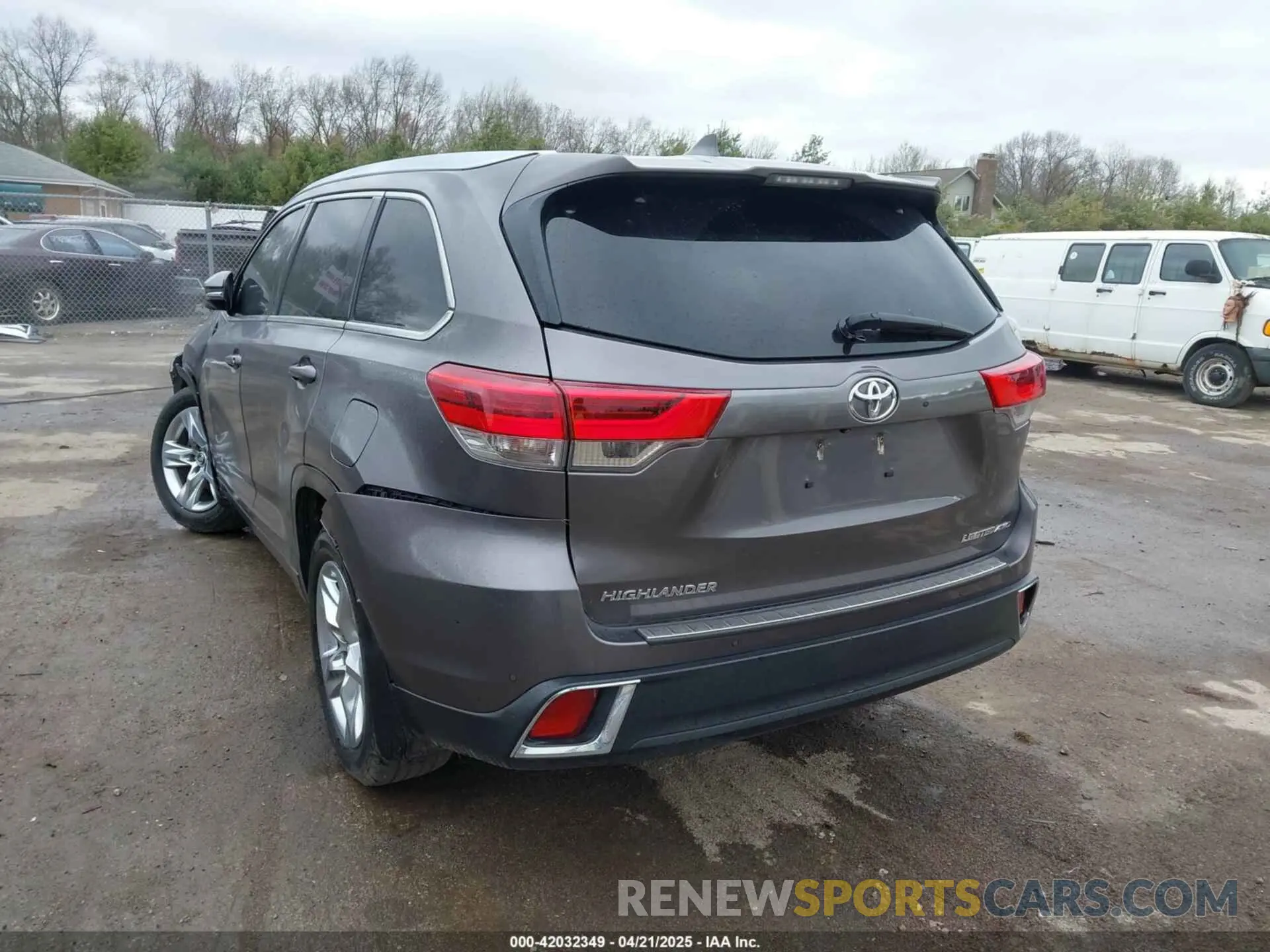 3 Photograph of a damaged car 5TDDZRFH0KS964865 TOYOTA HIGHLANDER 2019