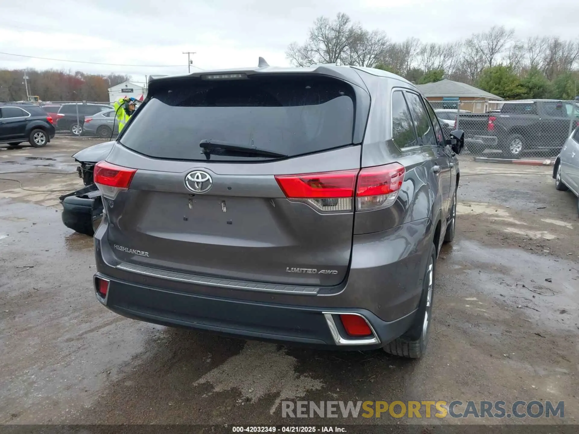 4 Photograph of a damaged car 5TDDZRFH0KS964865 TOYOTA HIGHLANDER 2019